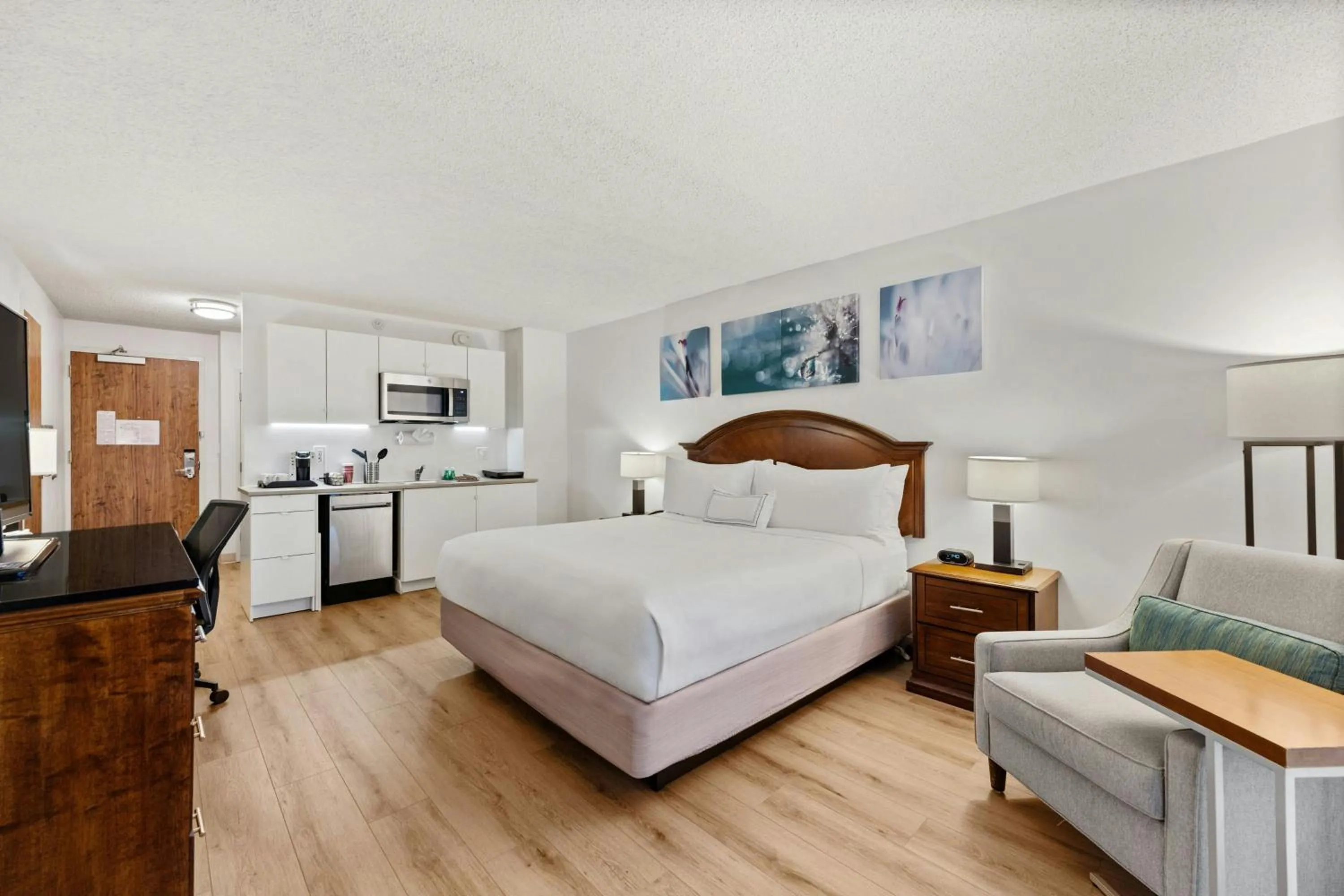 Kitchen or kitchenette, Bed in Delta Hotels by Marriott Mount Pleasant