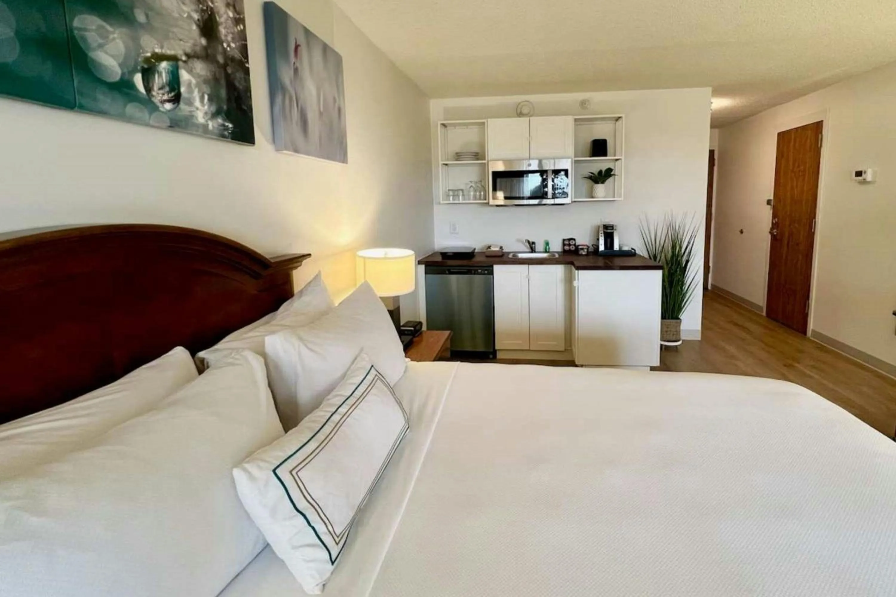 Kitchen or kitchenette, Bed in Delta Hotels by Marriott Mount Pleasant