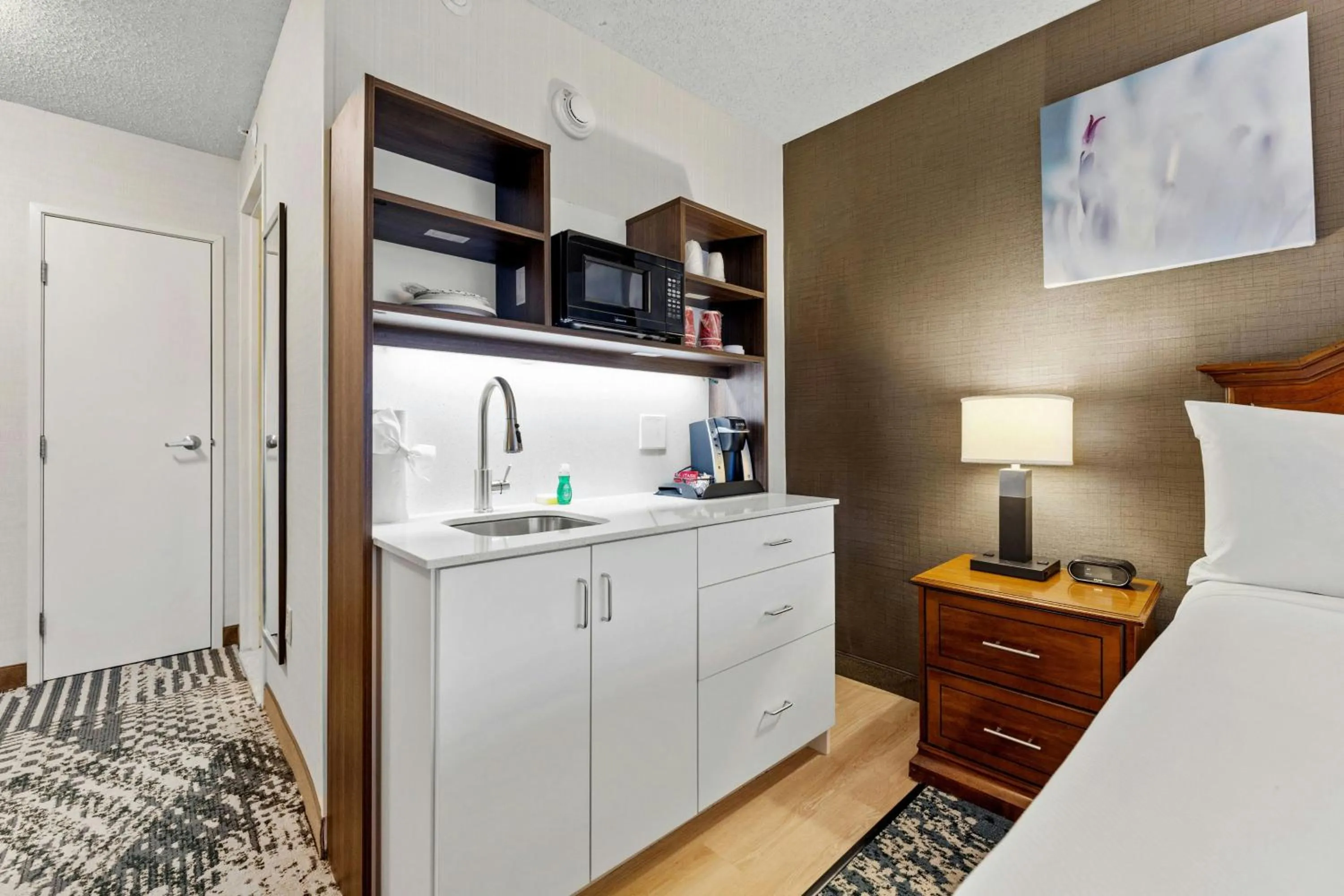 Kitchen or kitchenette, Bed in Delta Hotels by Marriott Mount Pleasant