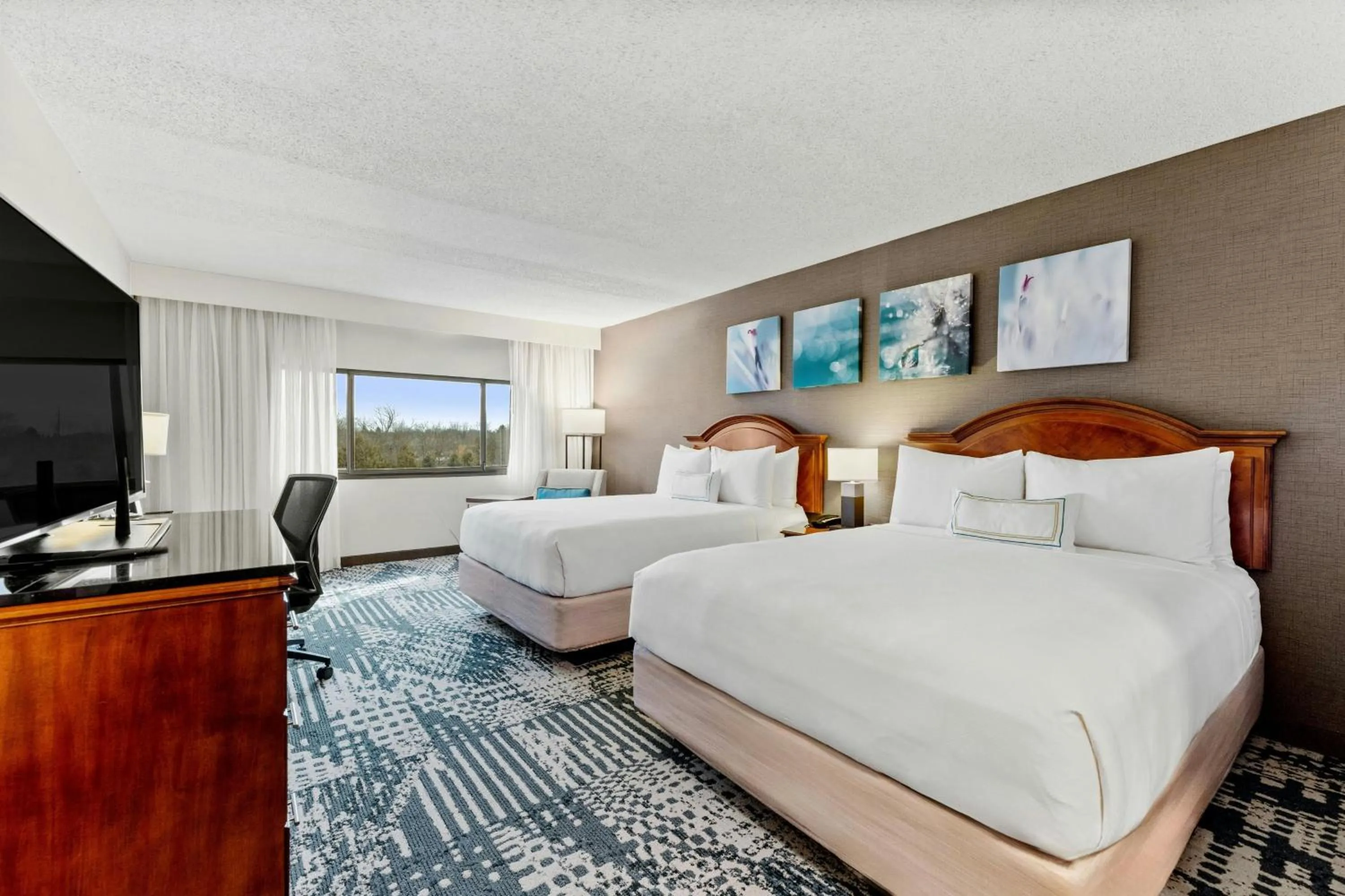 Photo of the whole room, Bed in Delta Hotels by Marriott Mount Pleasant