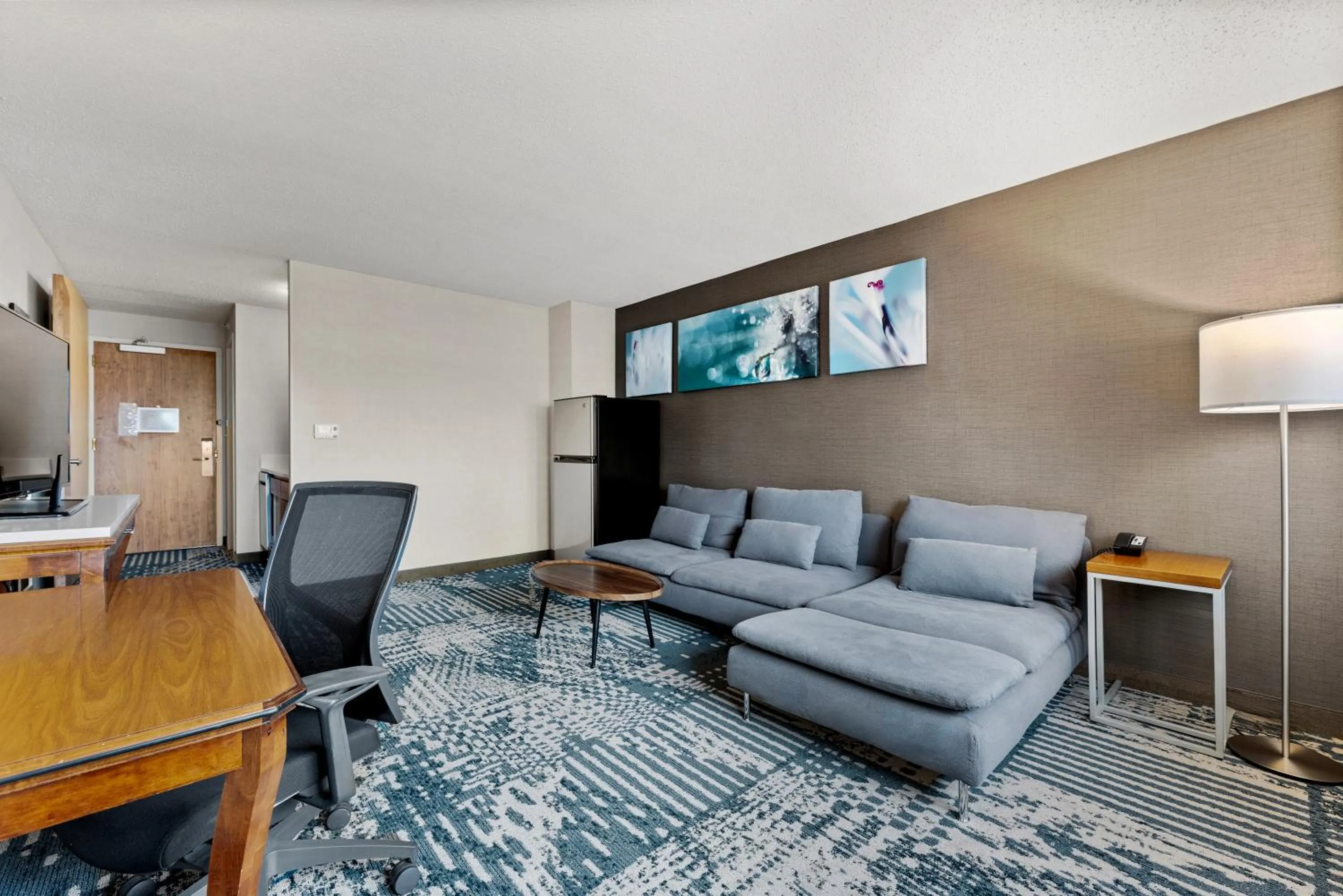 Seating area in Delta Hotels by Marriott Mount Pleasant