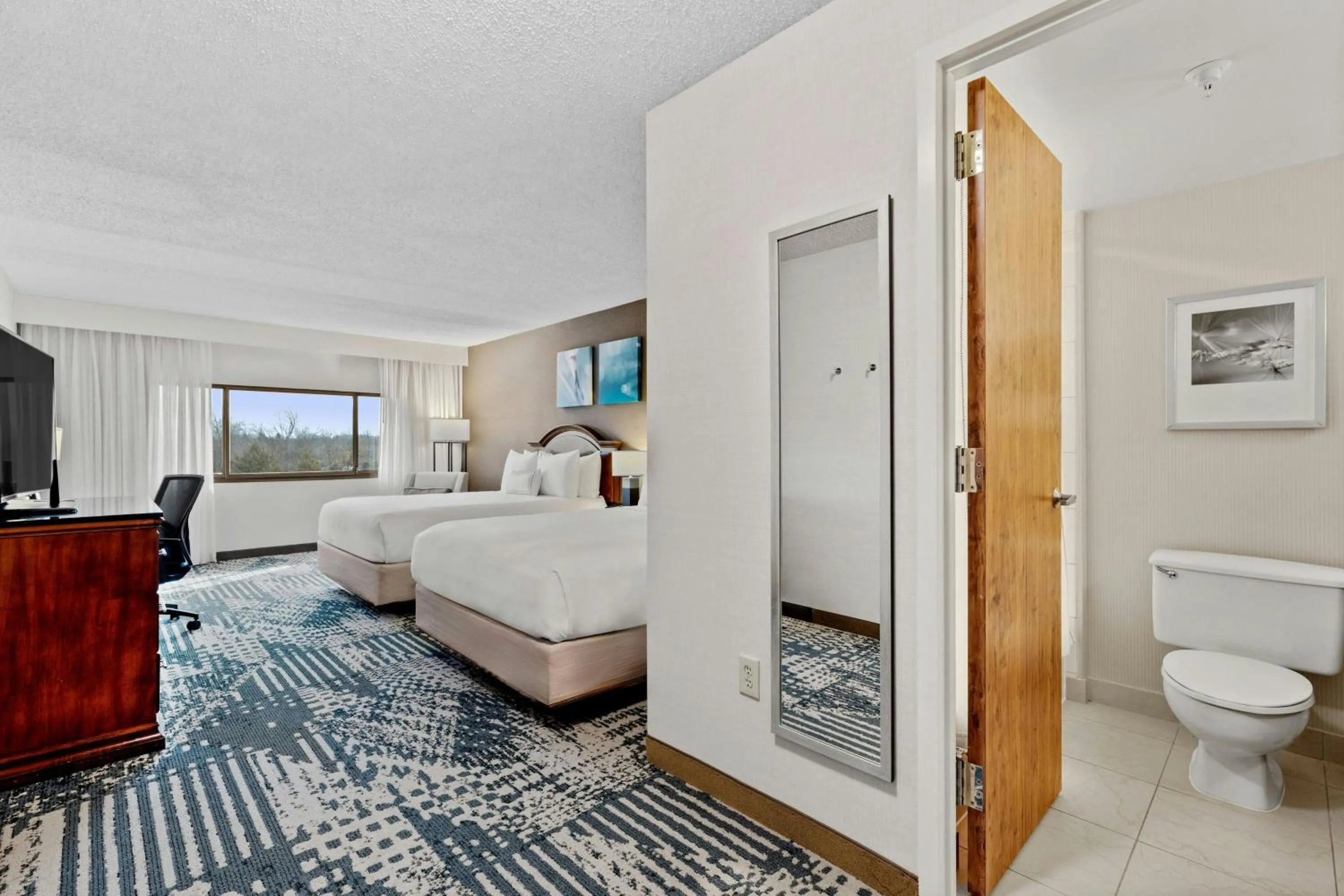 Photo of the whole room, Bed in Delta Hotels by Marriott Mount Pleasant