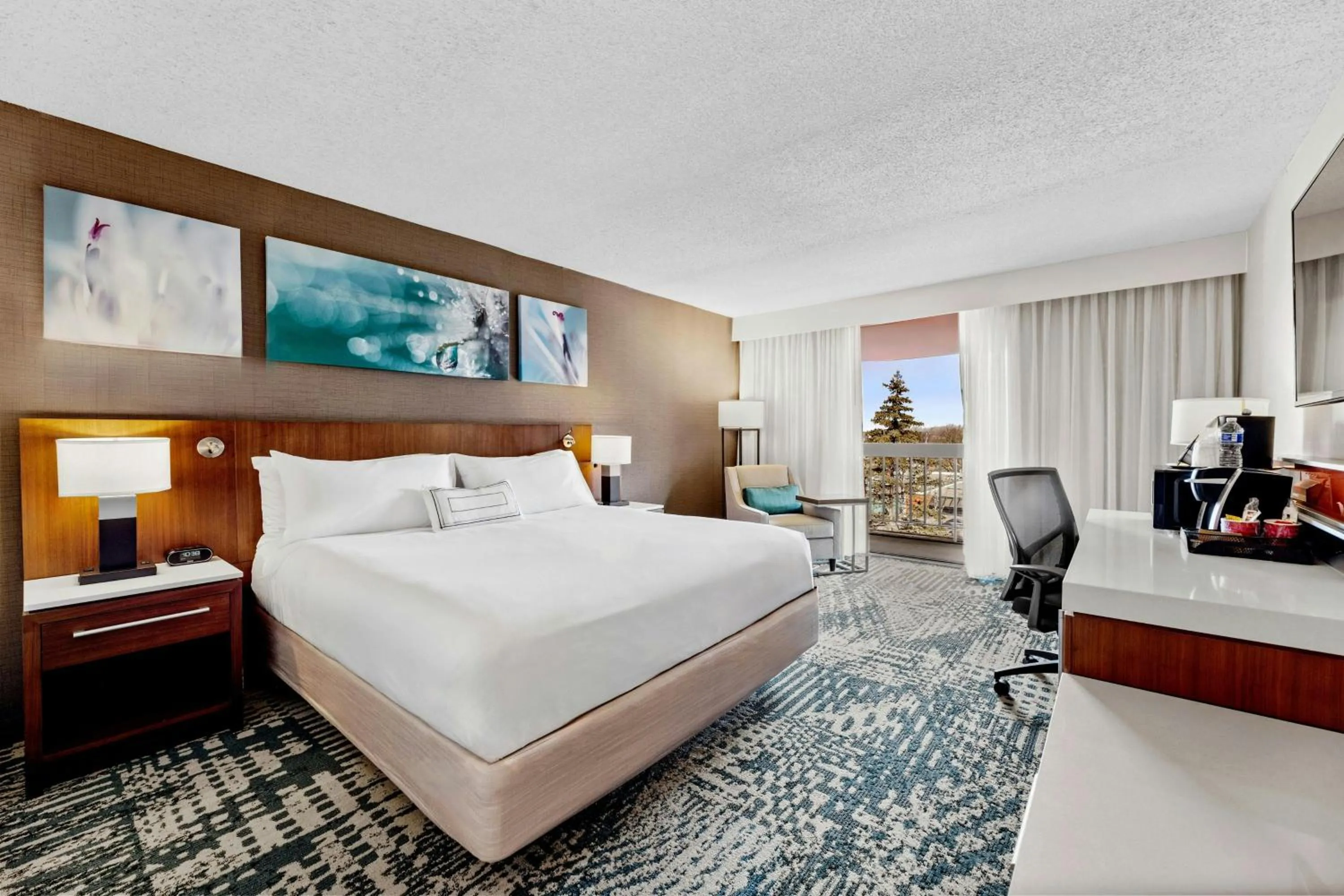 Photo of the whole room, Bed in Delta Hotels by Marriott Mount Pleasant