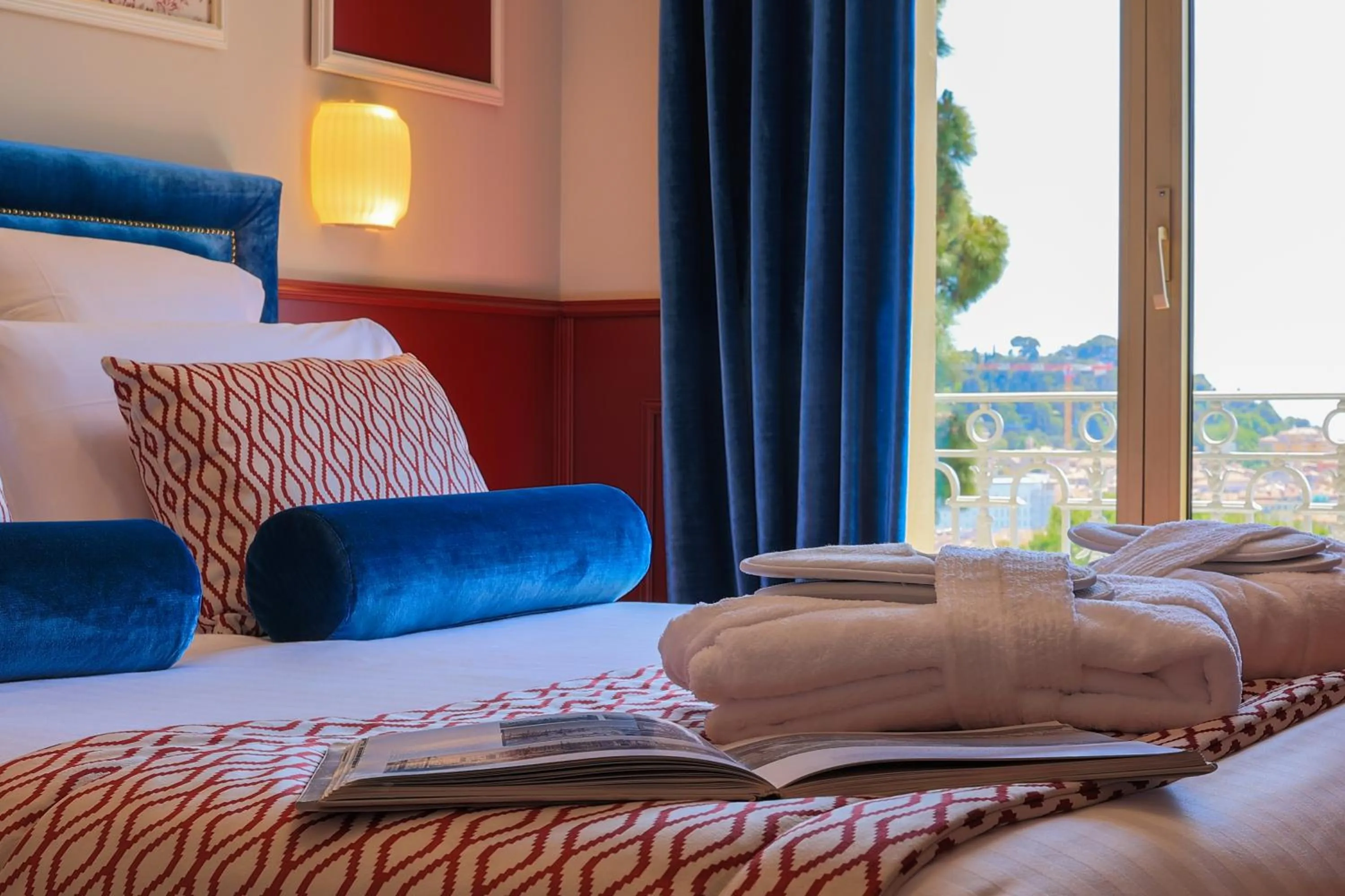 Bed in Hôtel Petit Palais