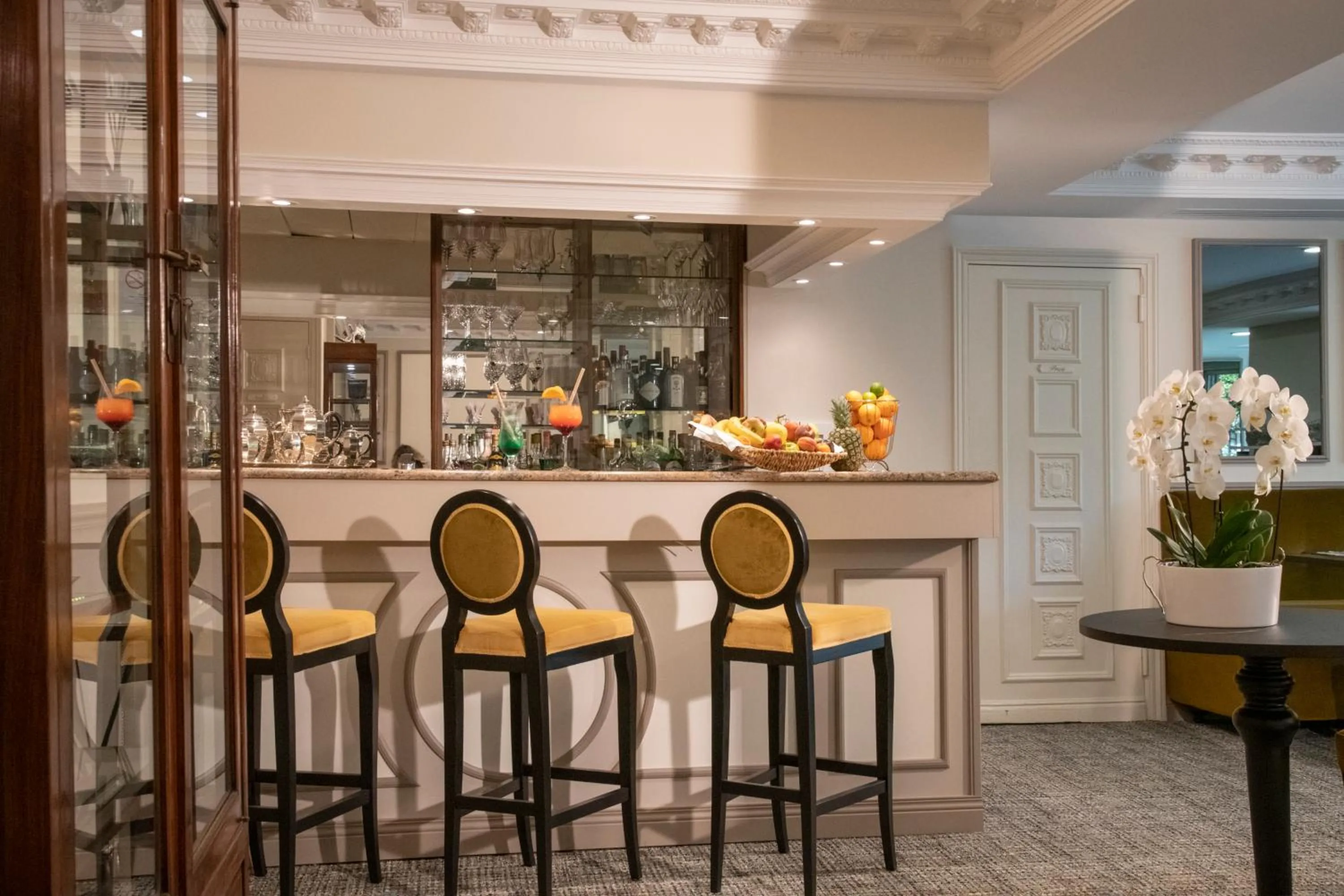 Lounge or bar in Hôtel Petit Palais