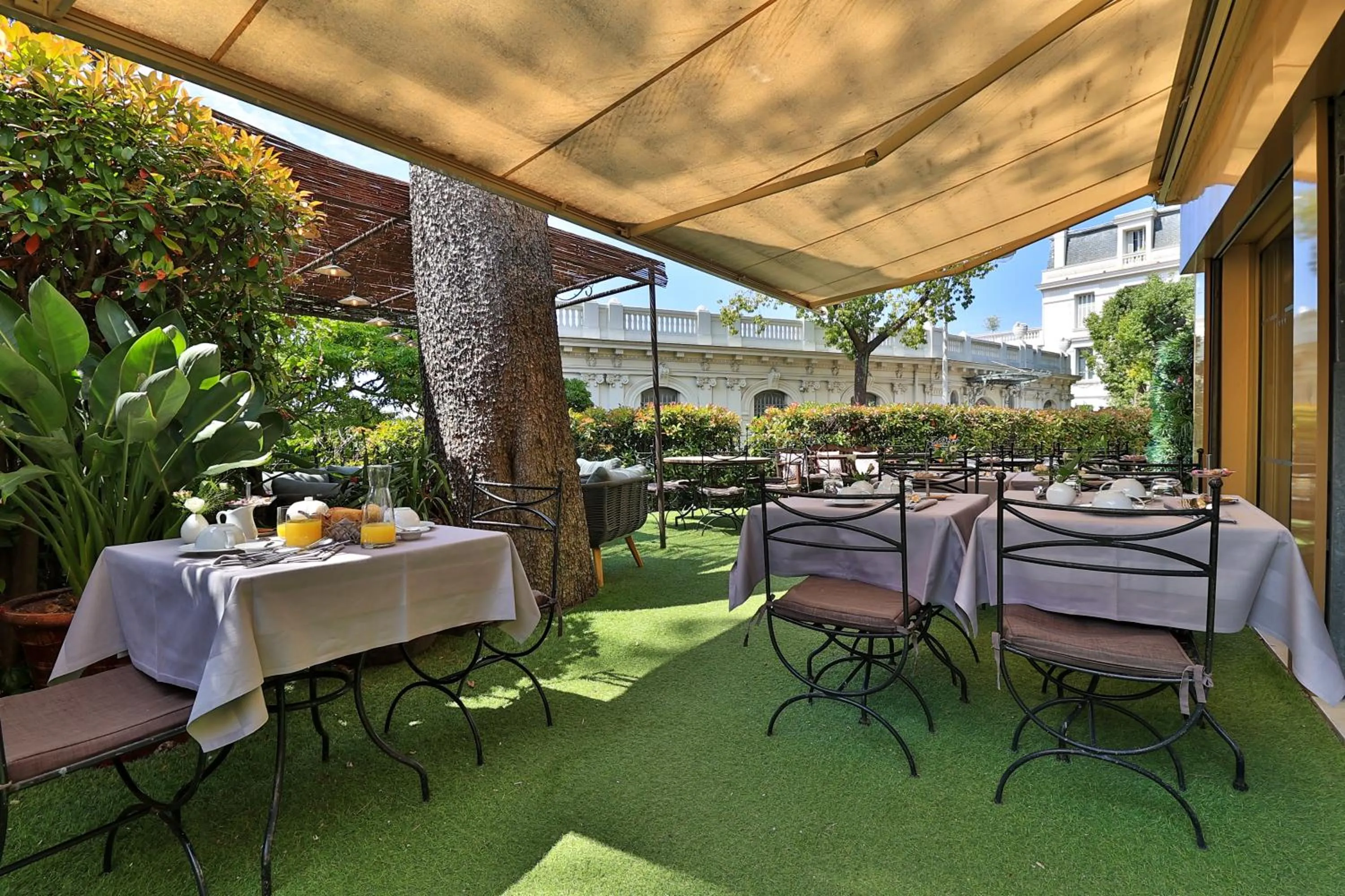 Breakfast in Hôtel Petit Palais