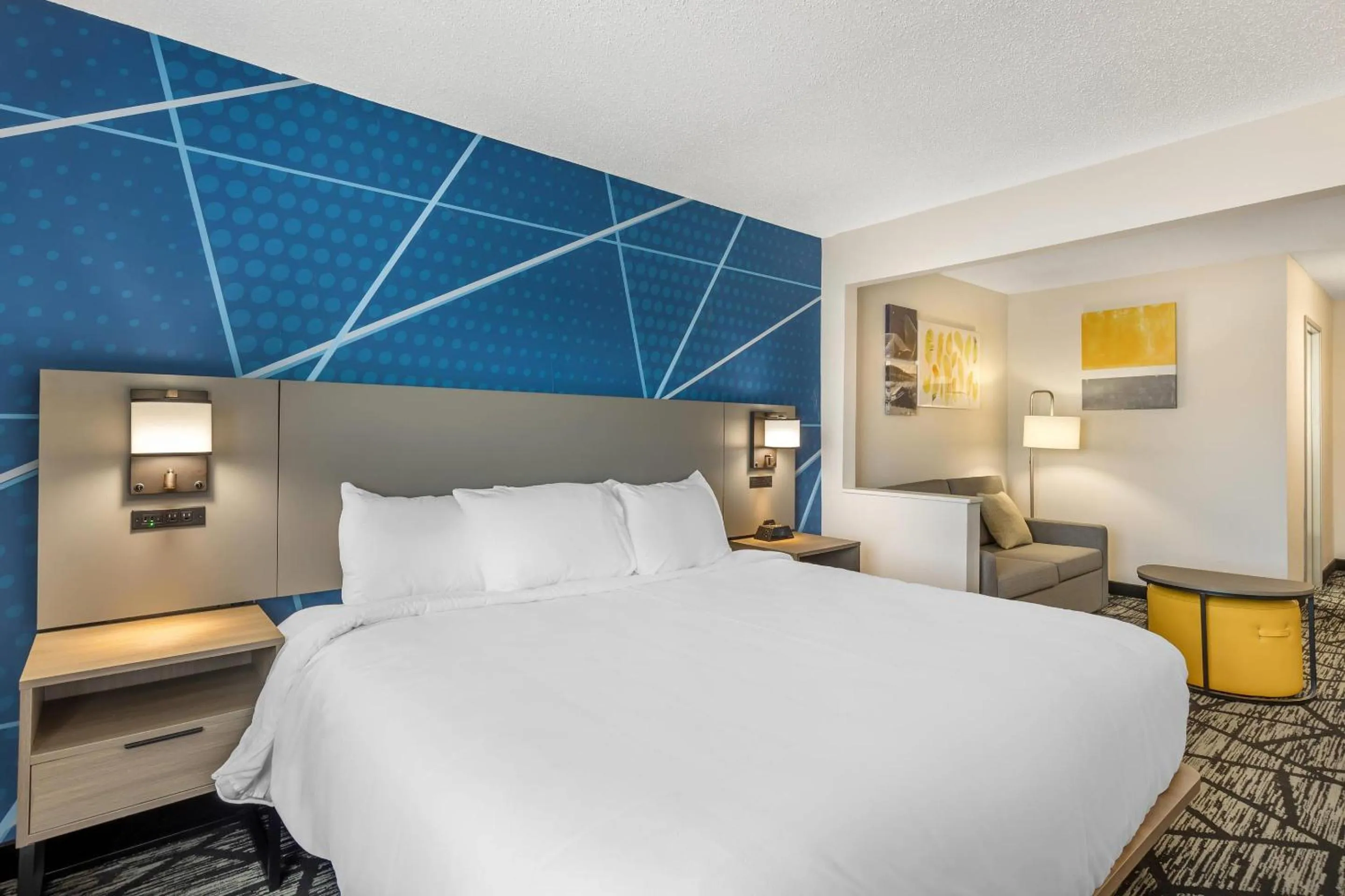 Bedroom, Bed in Comfort Inn Davenport East - Bettendorf