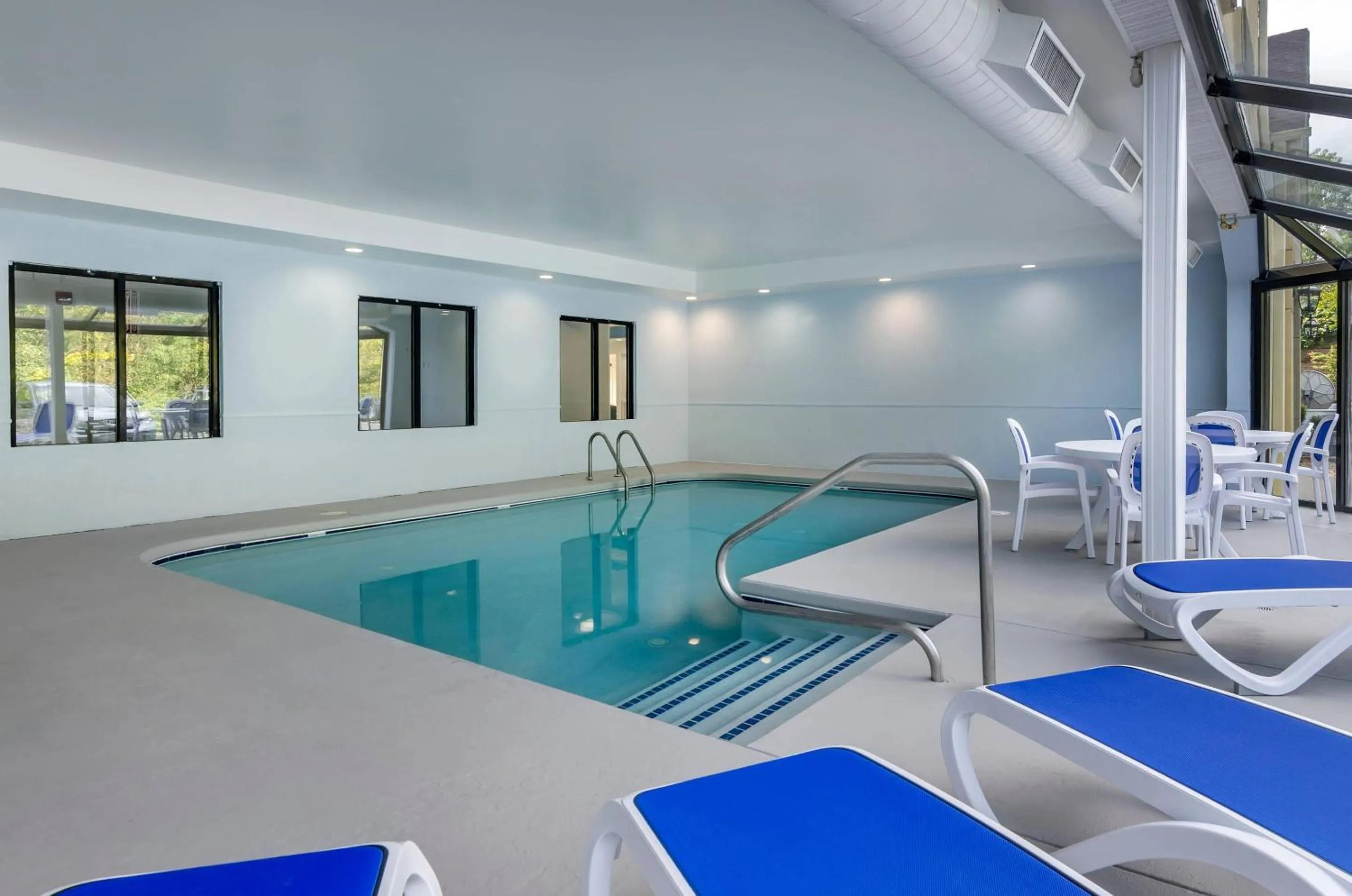 Swimming pool in Comfort Inn & Suites Troutville-Roanoke North