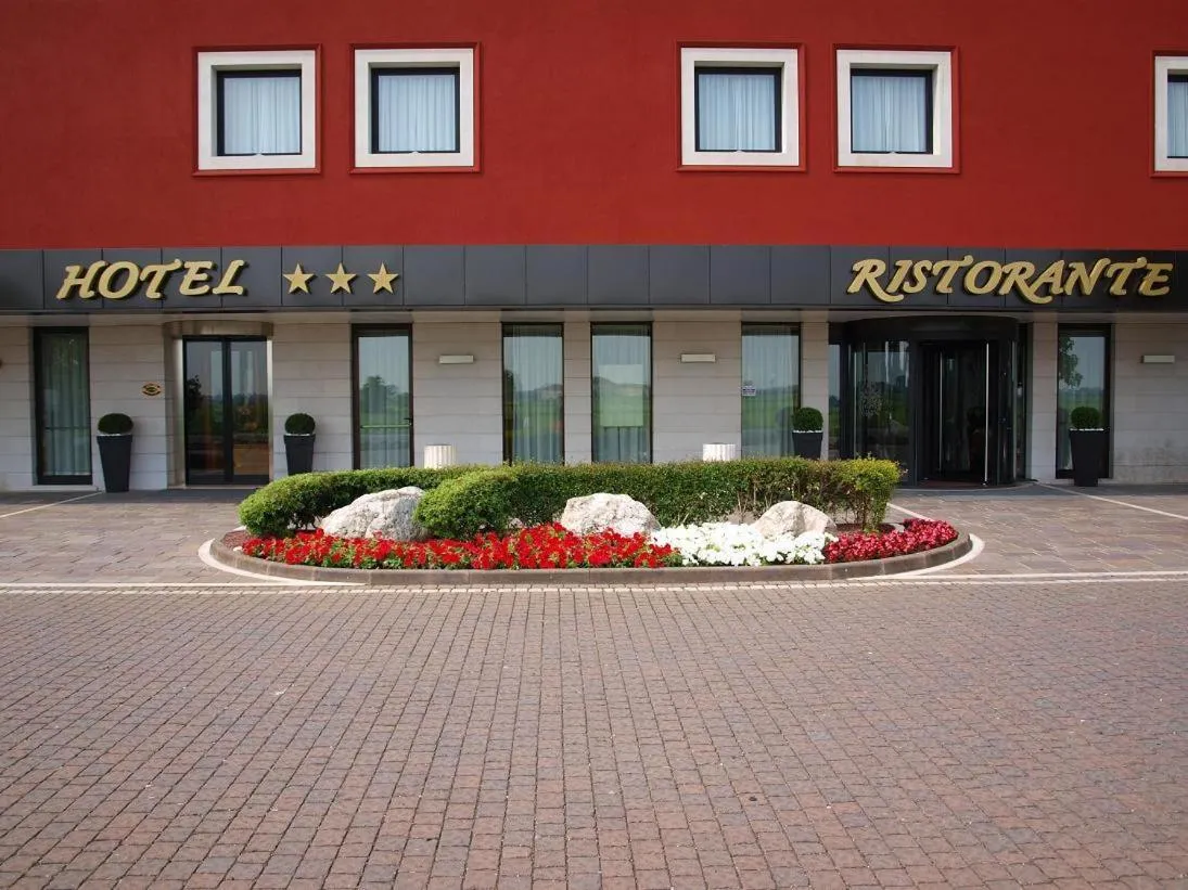Property building in Hotel Ristorante Giada