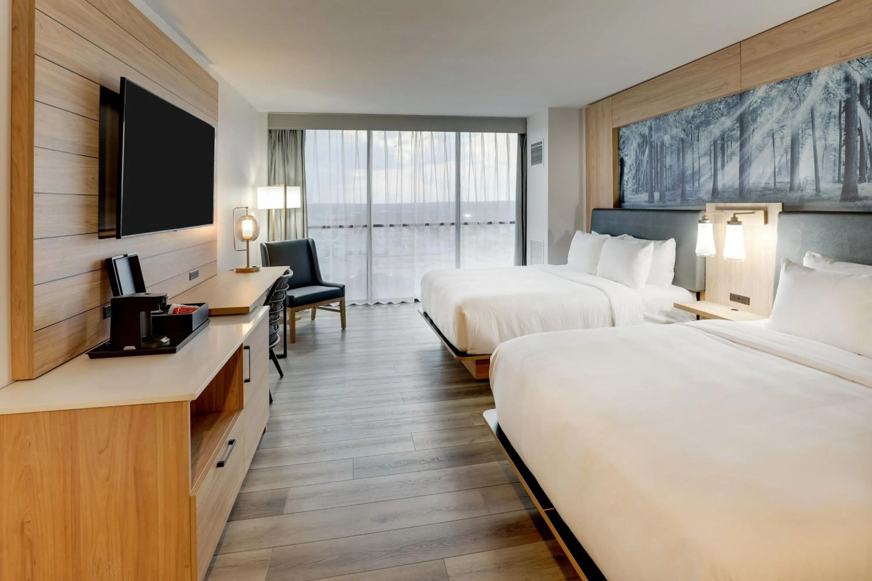 Photo of the whole room, Bed in Mobile Marriott