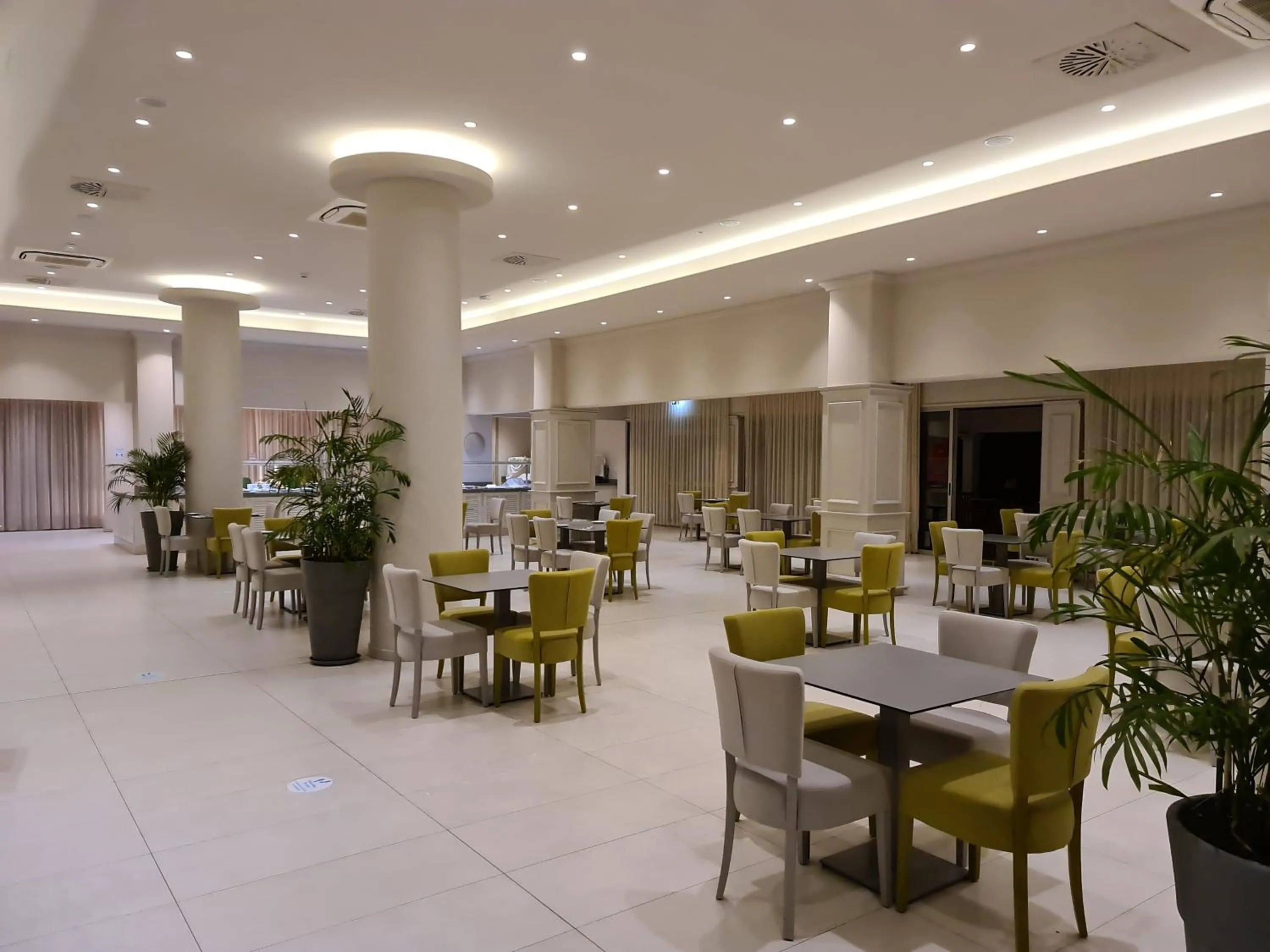 Restaurant/places to eat in Nissiana Hotel & Bungalows