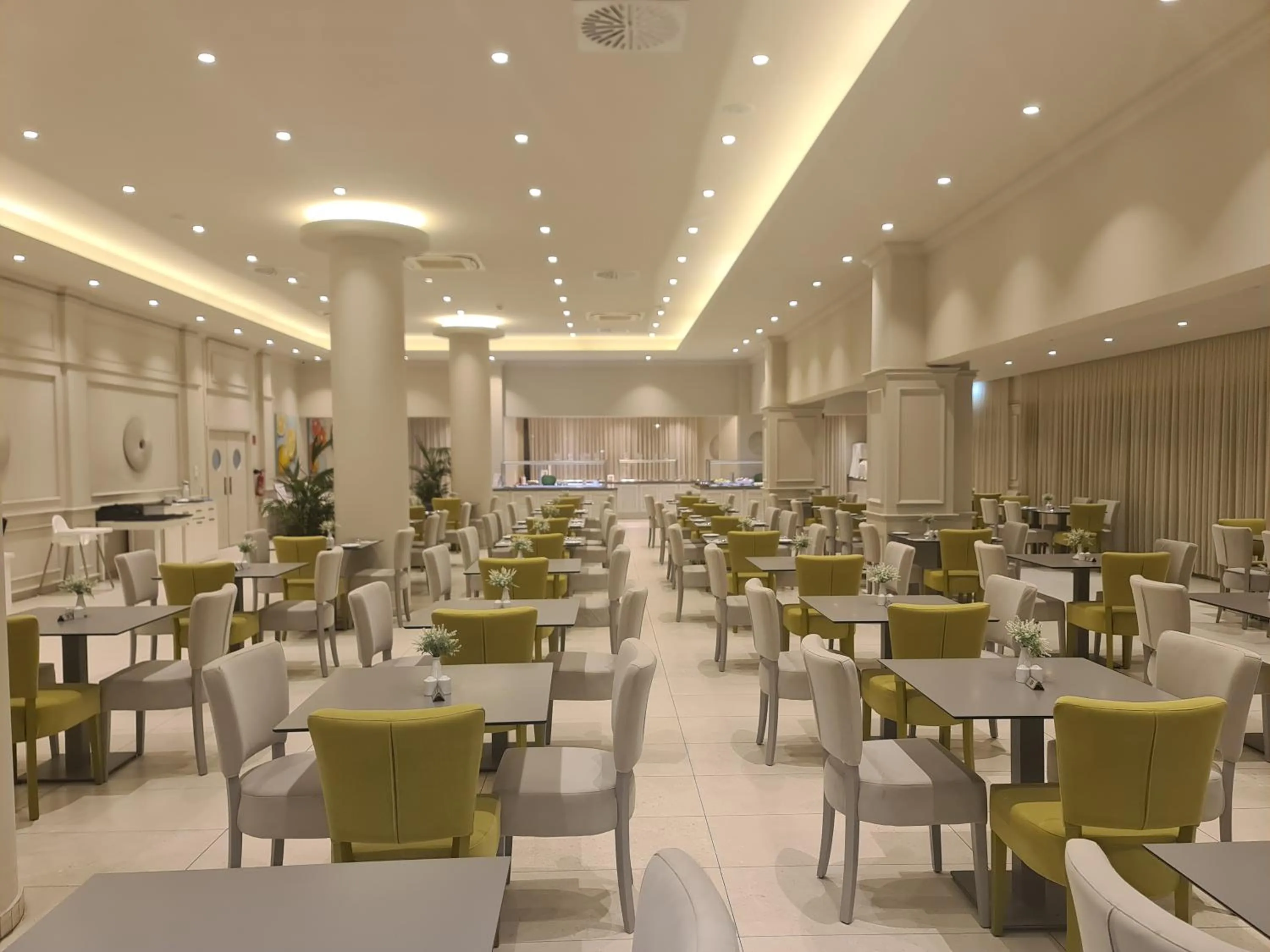 Restaurant/places to eat in Nissiana Hotel & Bungalows