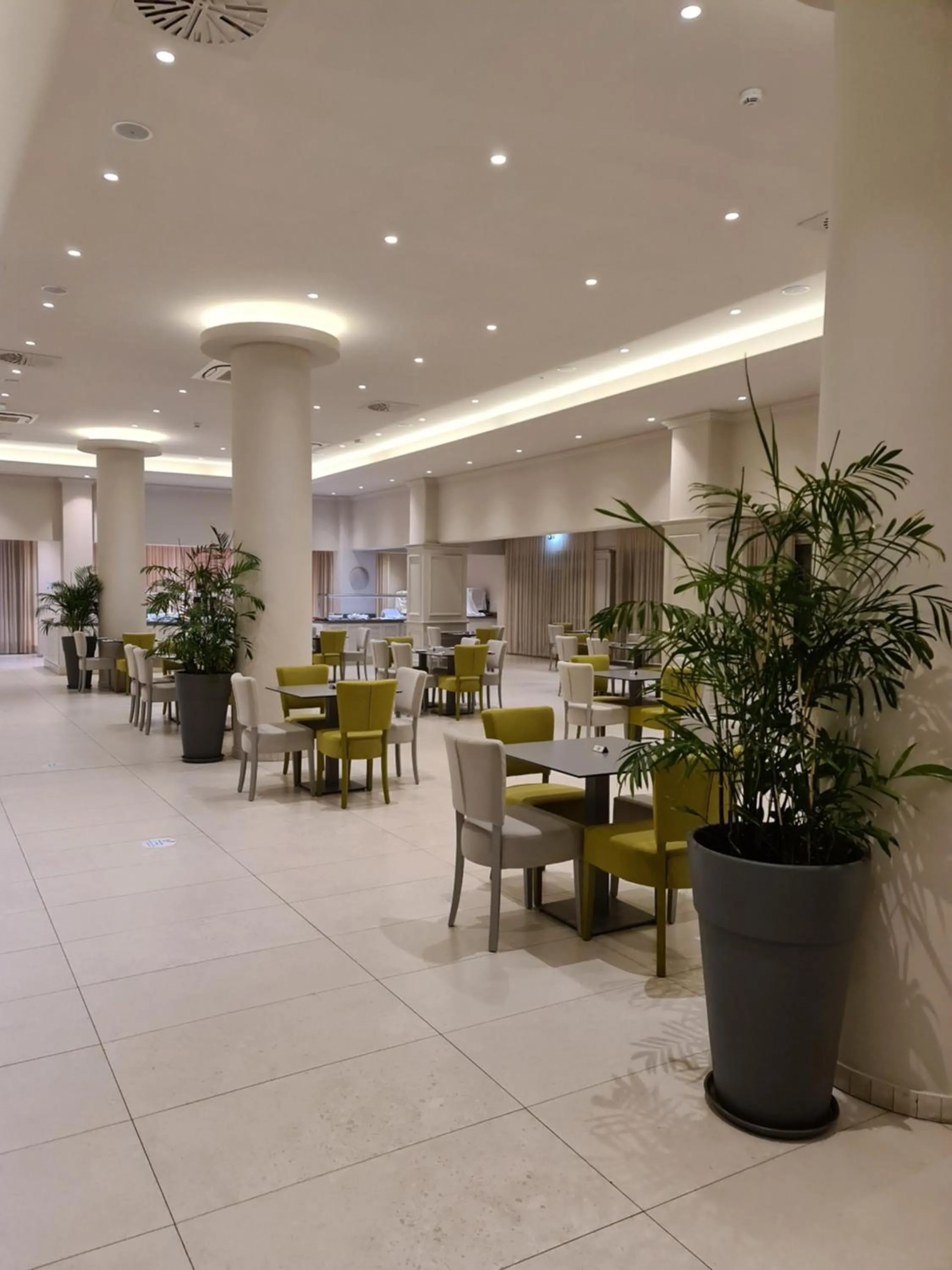 Restaurant/places to eat in Nissiana Hotel & Bungalows