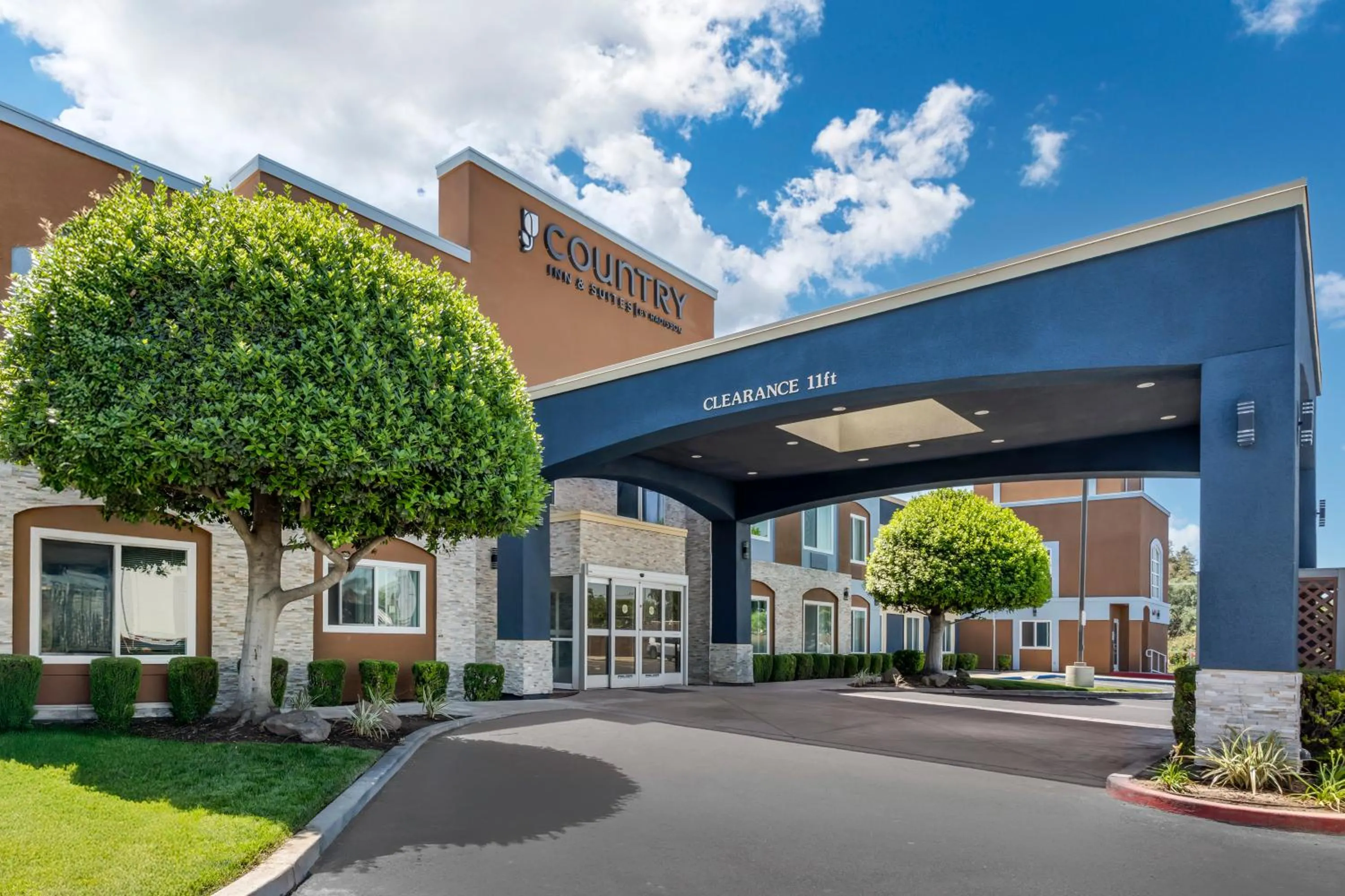 Property building in Country Inn & Suites by Radisson, Modesto-Salida