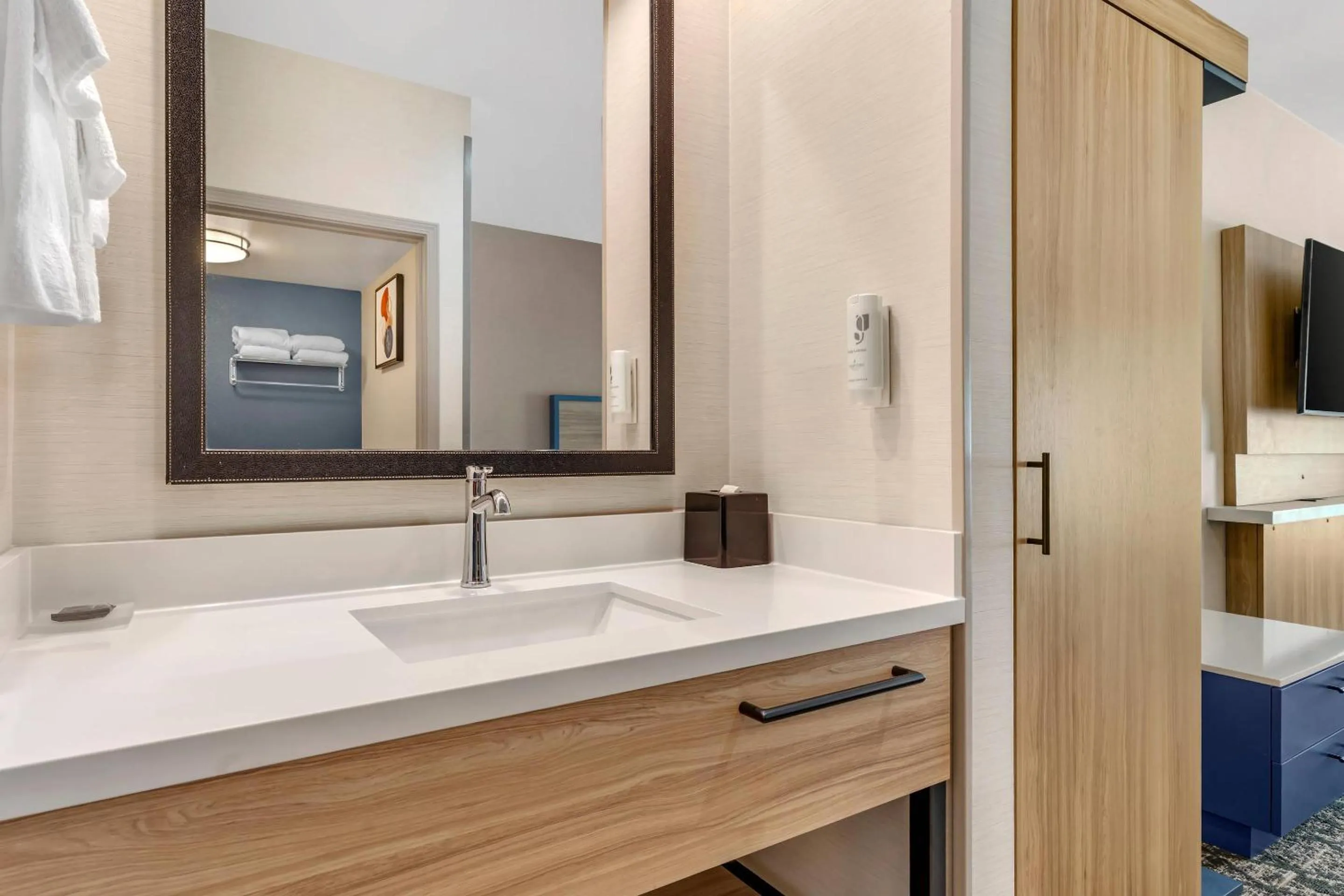 Bedroom, Bed in Country Inn & Suites by Radisson, Modesto-Salida