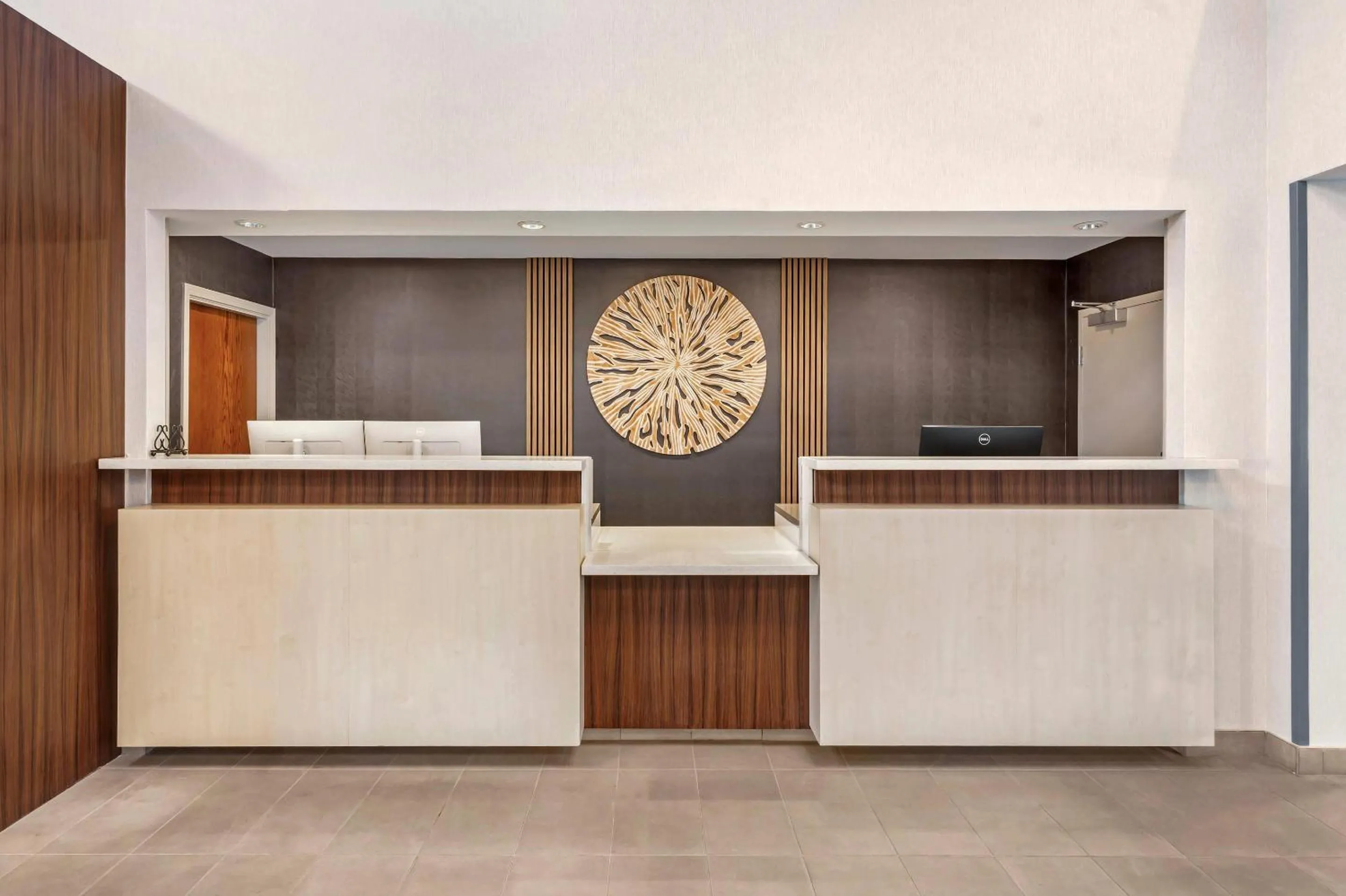 Lobby or reception in Country Inn & Suites by Radisson, Modesto-Salida