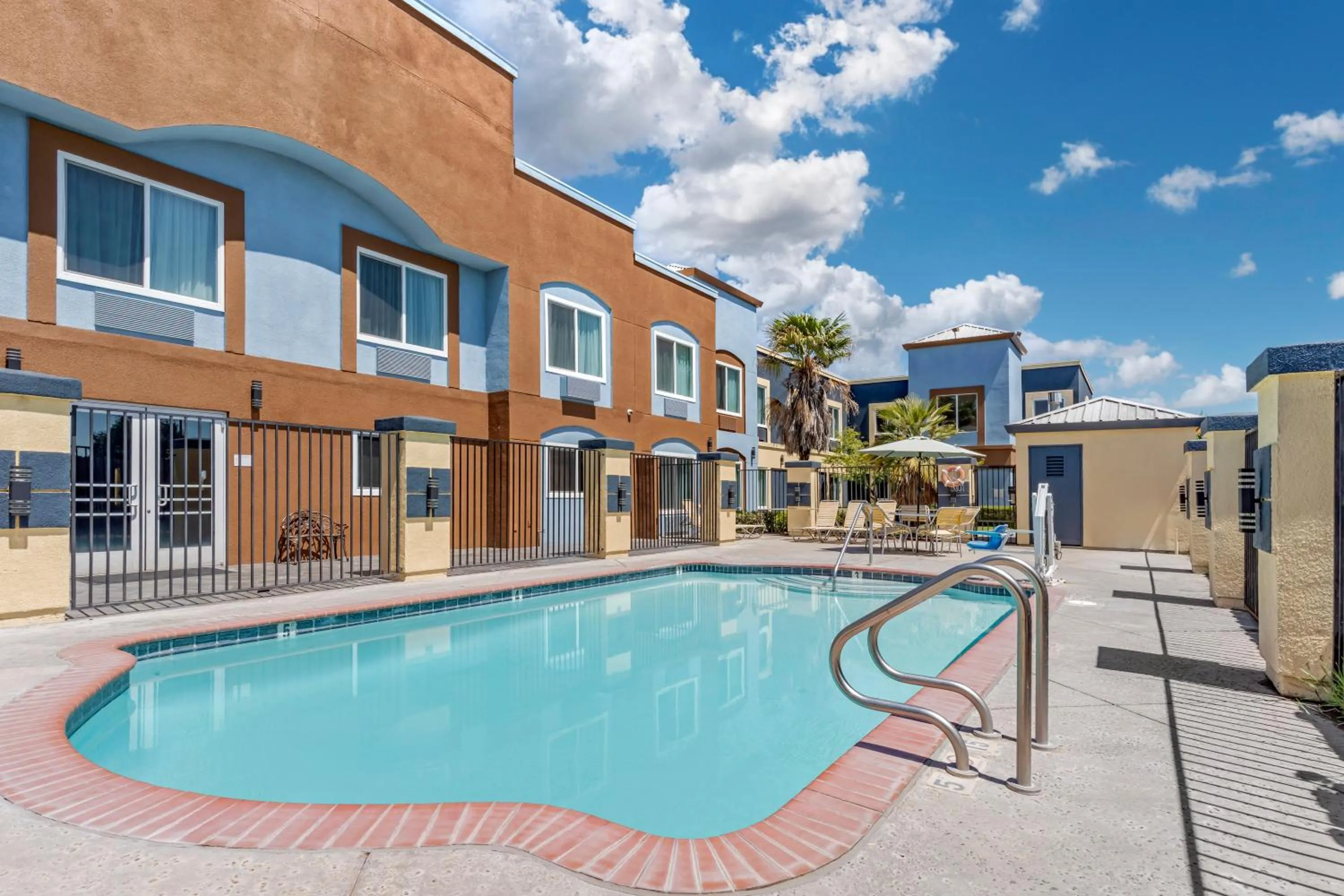 Swimming pool in Country Inn & Suites by Radisson, Modesto-Salida