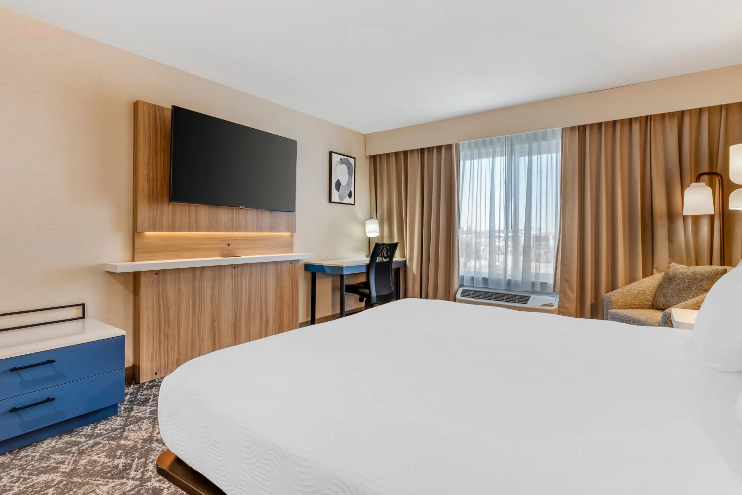 TV and multimedia, Bed in Country Inn & Suites by Radisson, Modesto-Salida