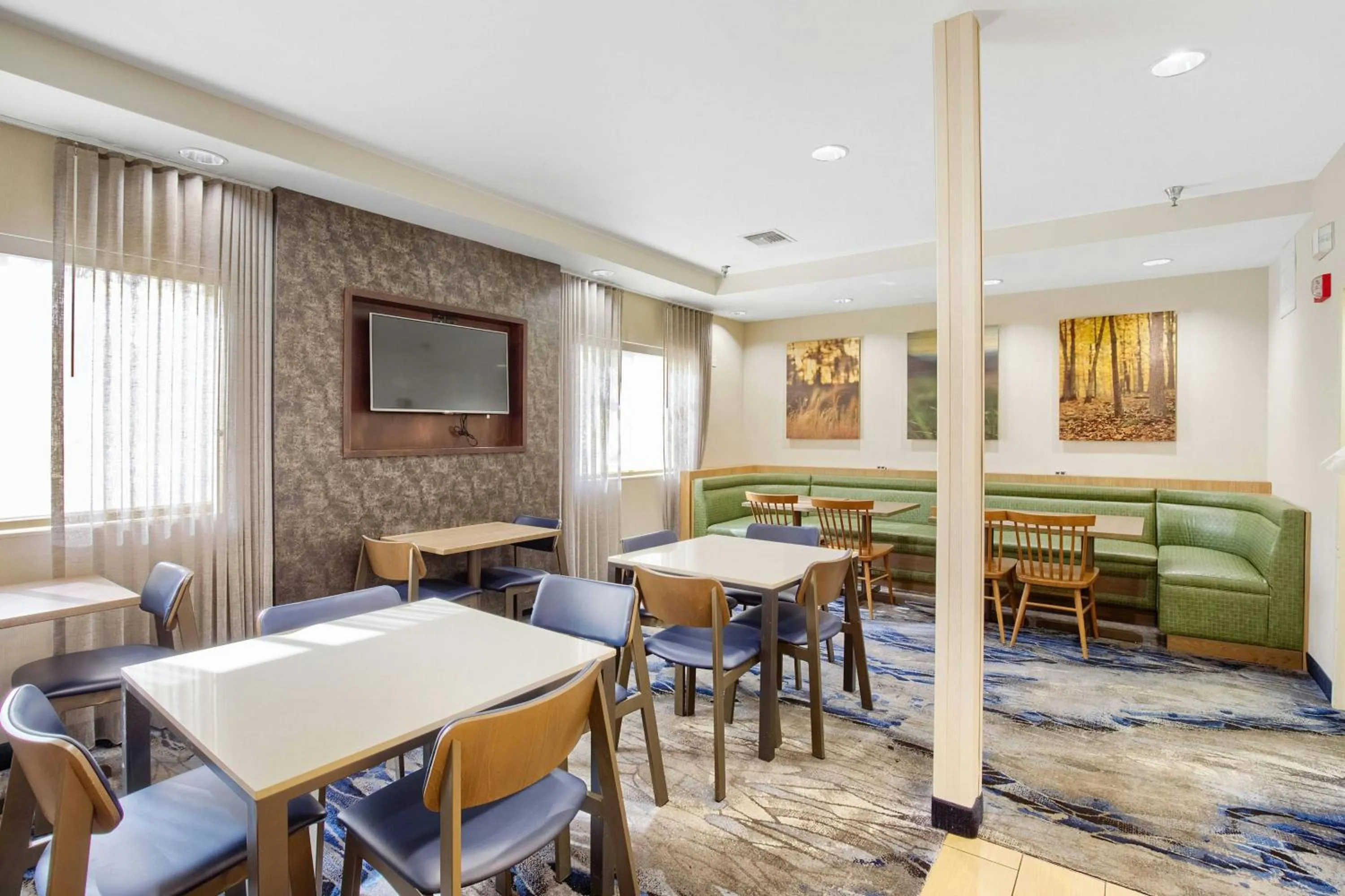 Restaurant/places to eat in Fairfield Inn and Suites Mobile