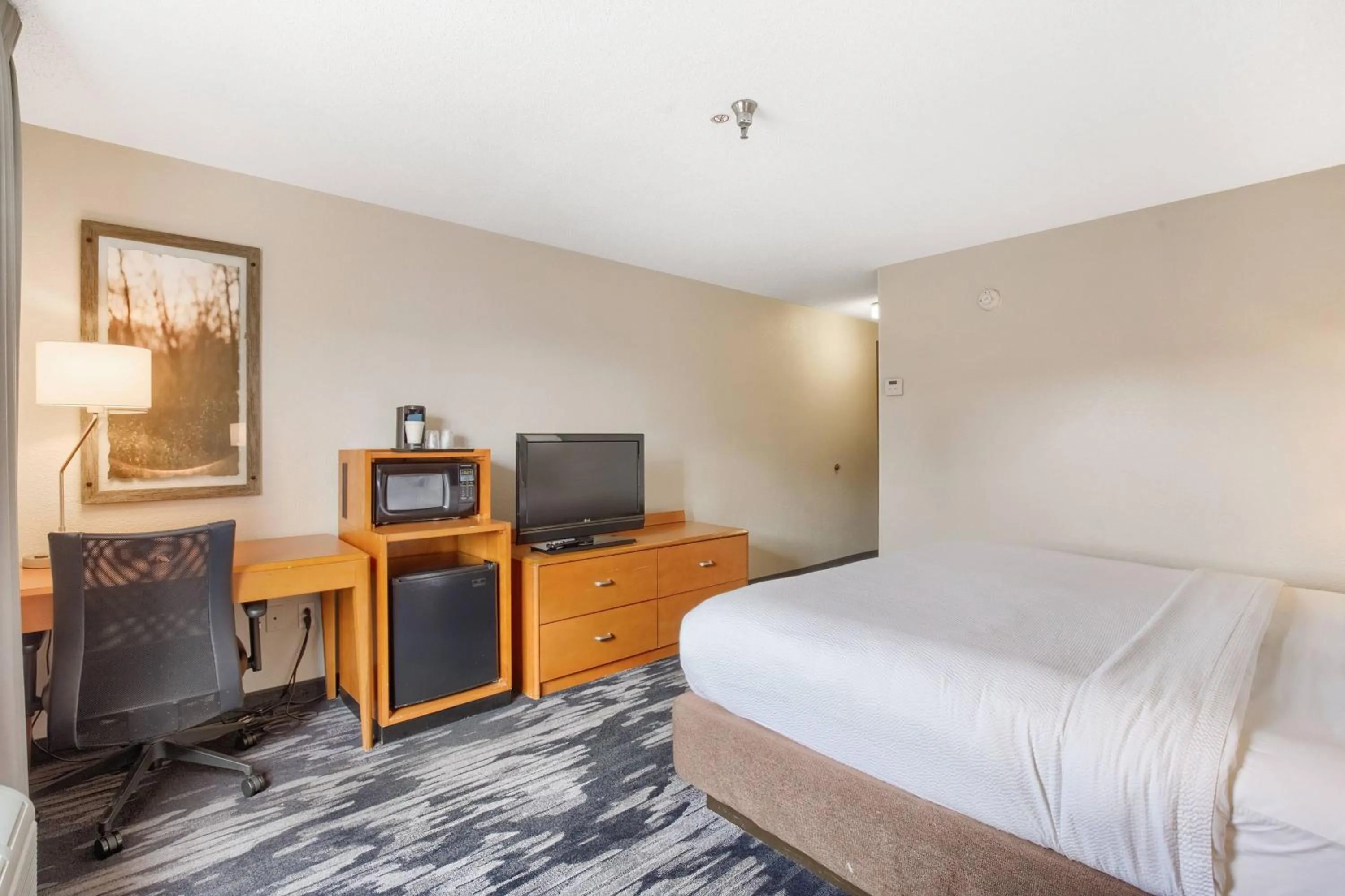 Photo of the whole room, Bed in Fairfield Inn and Suites Mobile