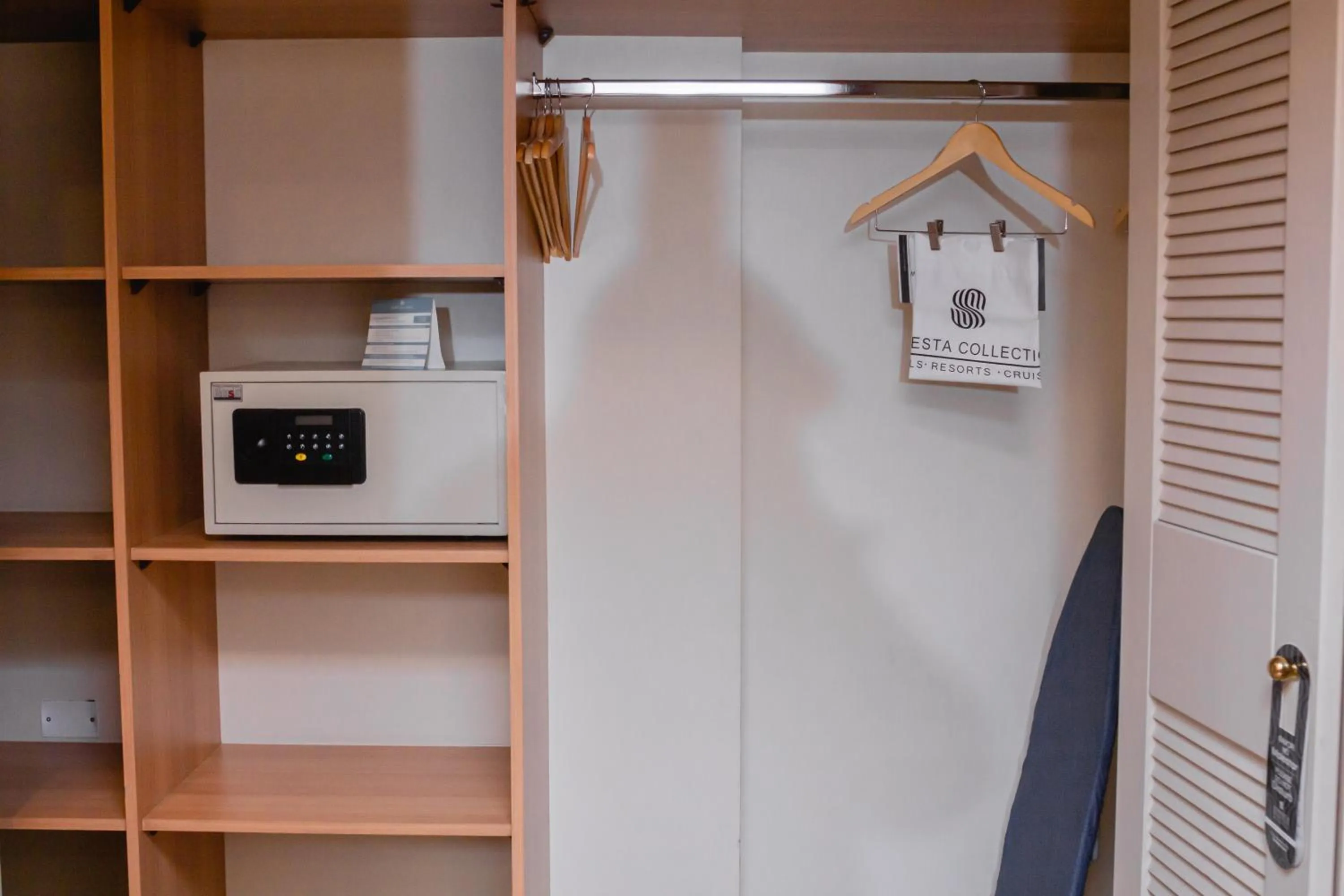 wardrobe in Sonesta Hotel Osorno