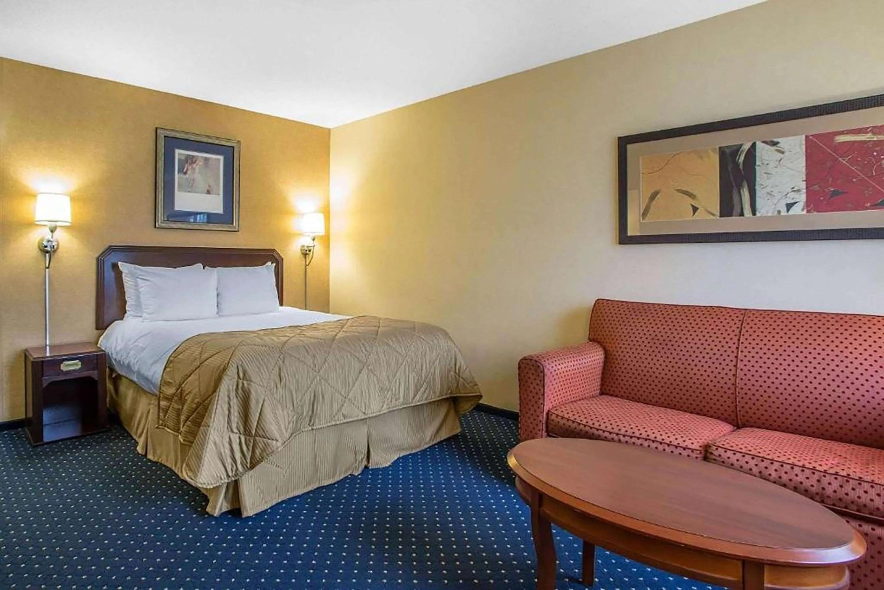 Photo of the whole room, Bed in Clarion Inn