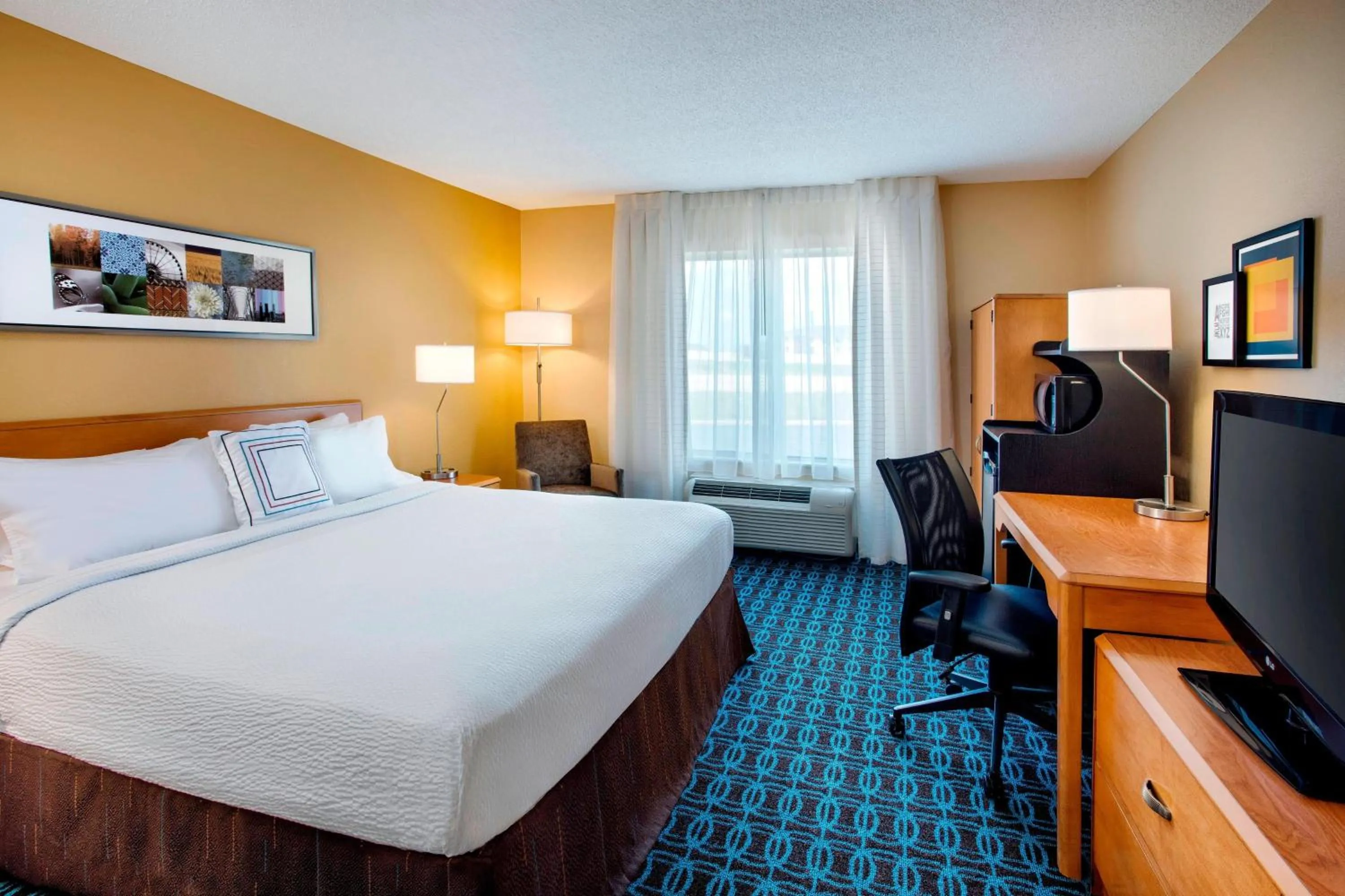 Photo of the whole room, Bed in Fairfield Inn & Suites Merrillville