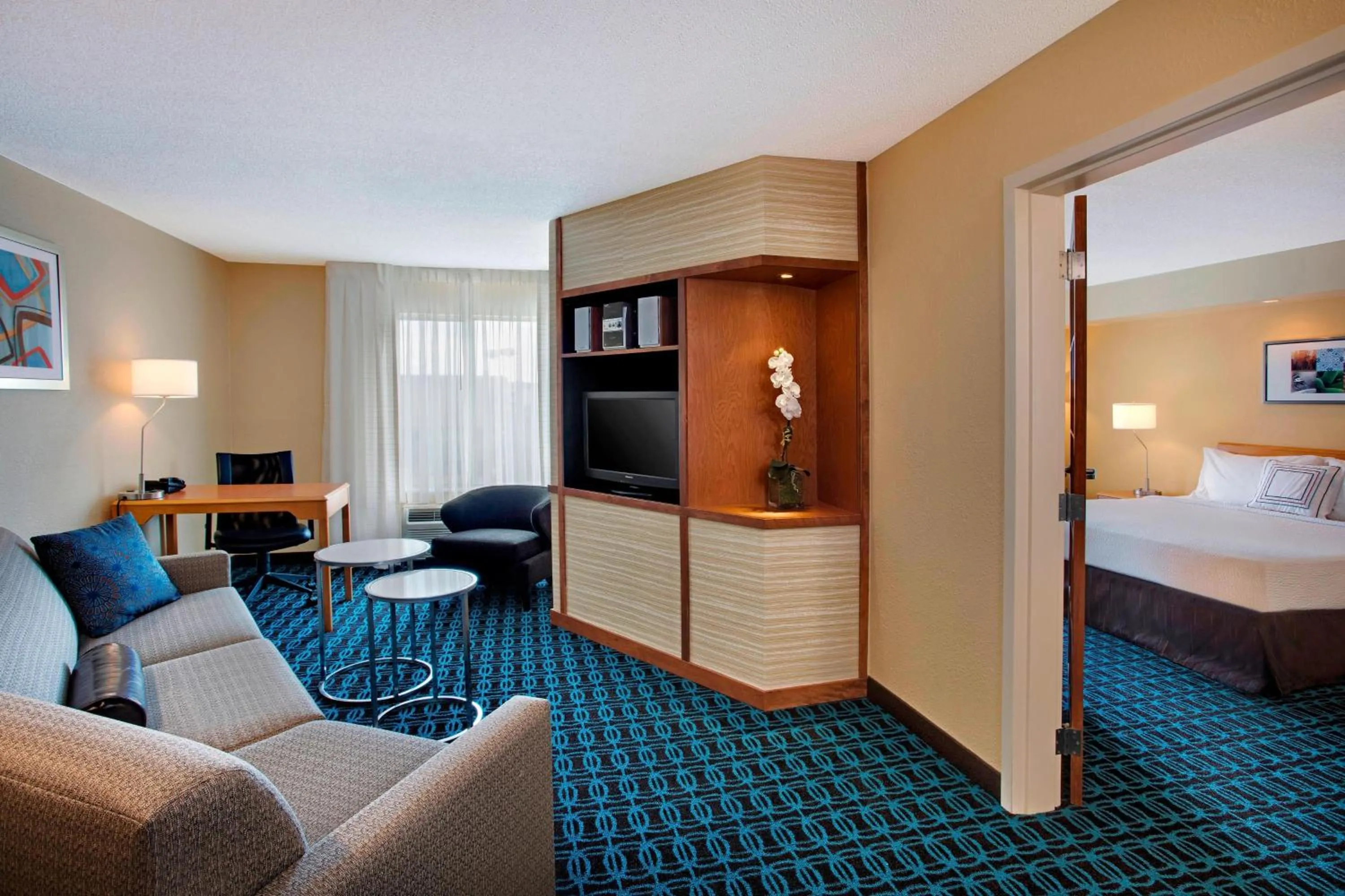 Living room, Bed in Fairfield Inn & Suites Merrillville