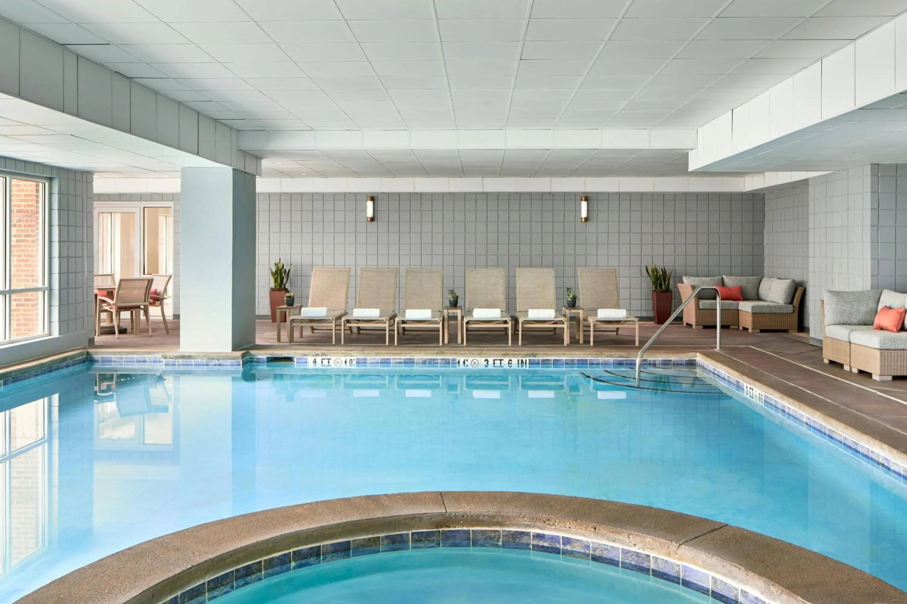 Swimming pool in Renaissance Shoals Resort & Spa