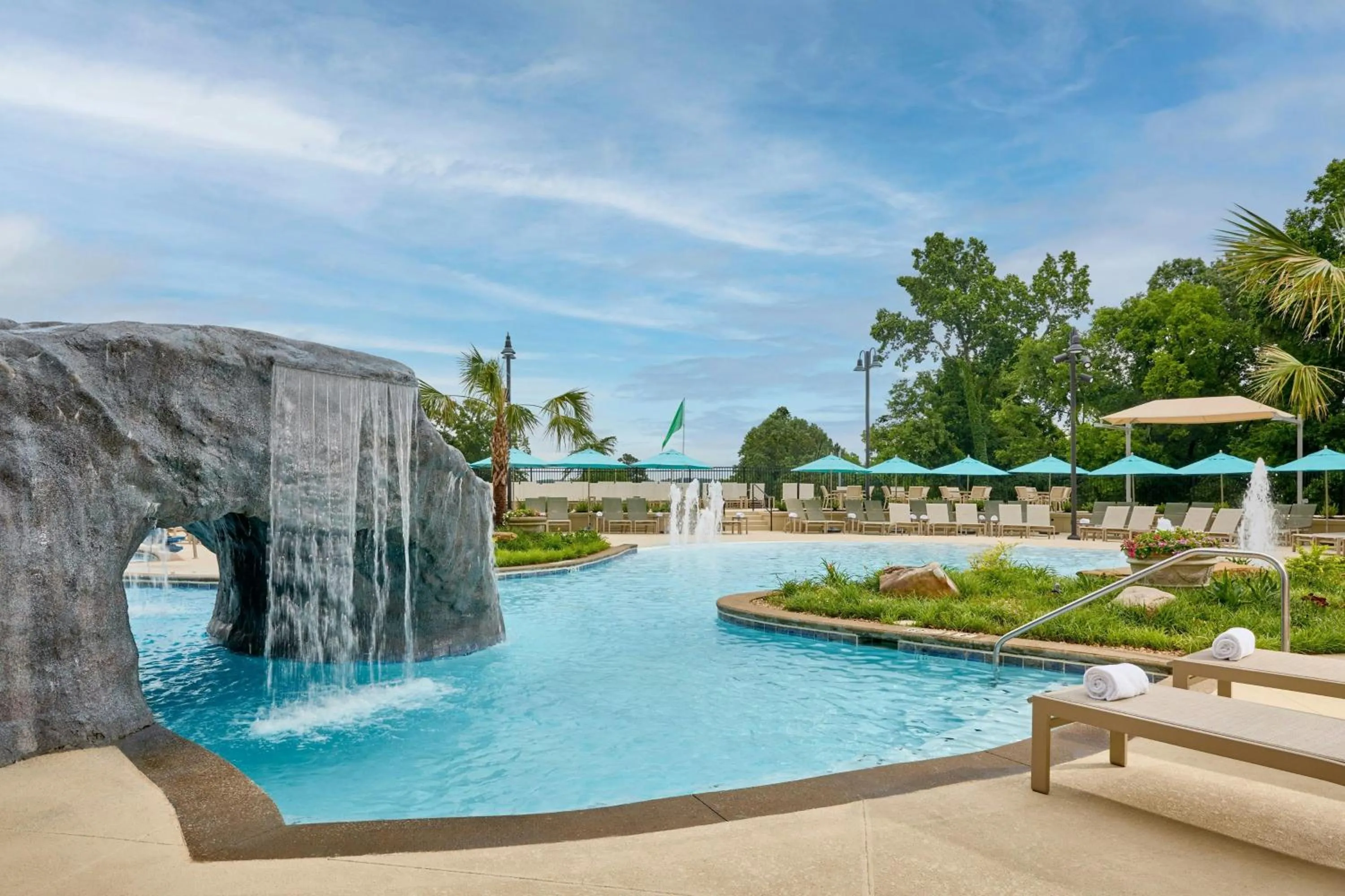 Swimming pool in Renaissance Shoals Resort & Spa