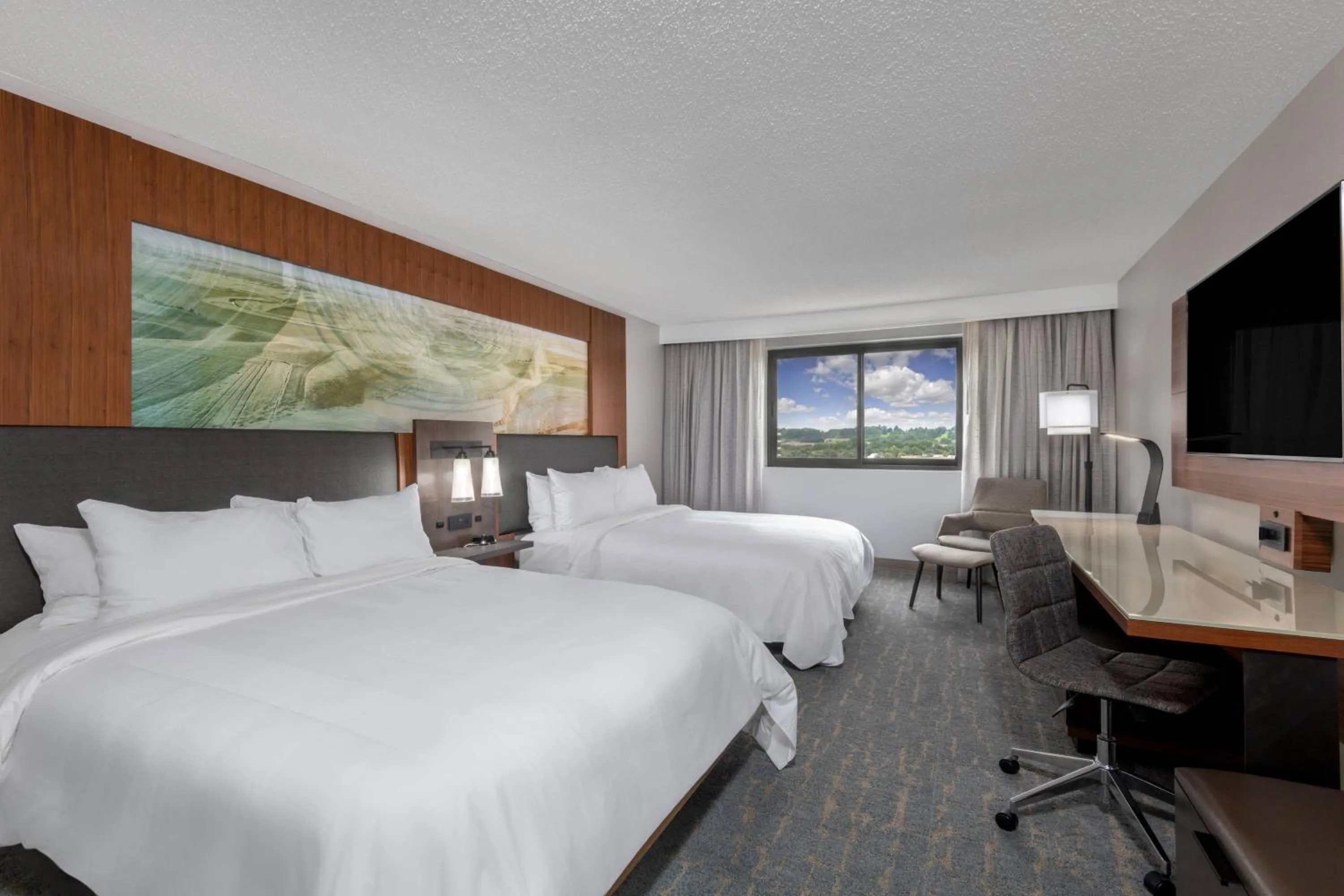 Photo of the whole room, Bed in Madison Marriott West