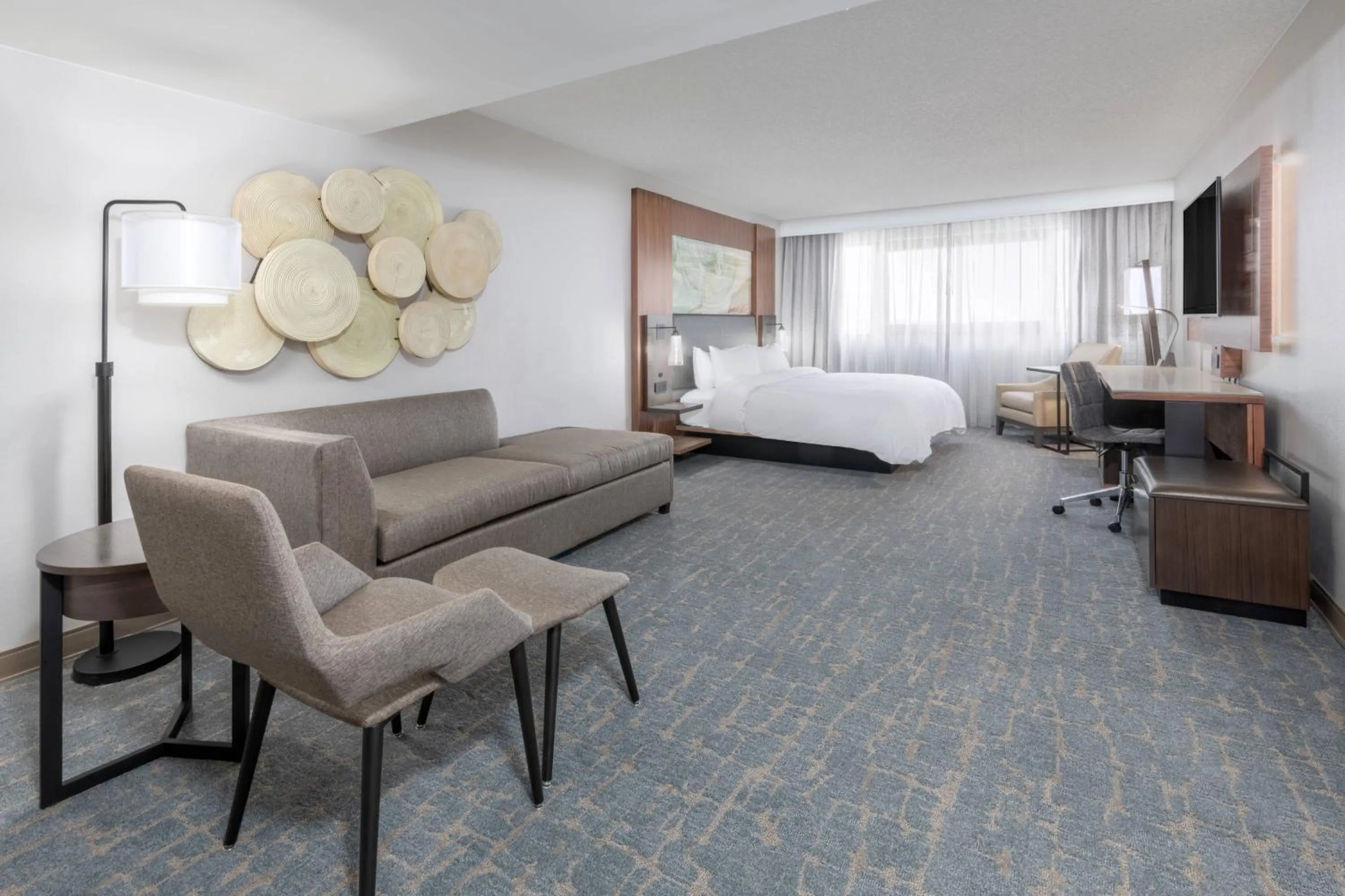 Photo of the whole room, Bed in Madison Marriott West