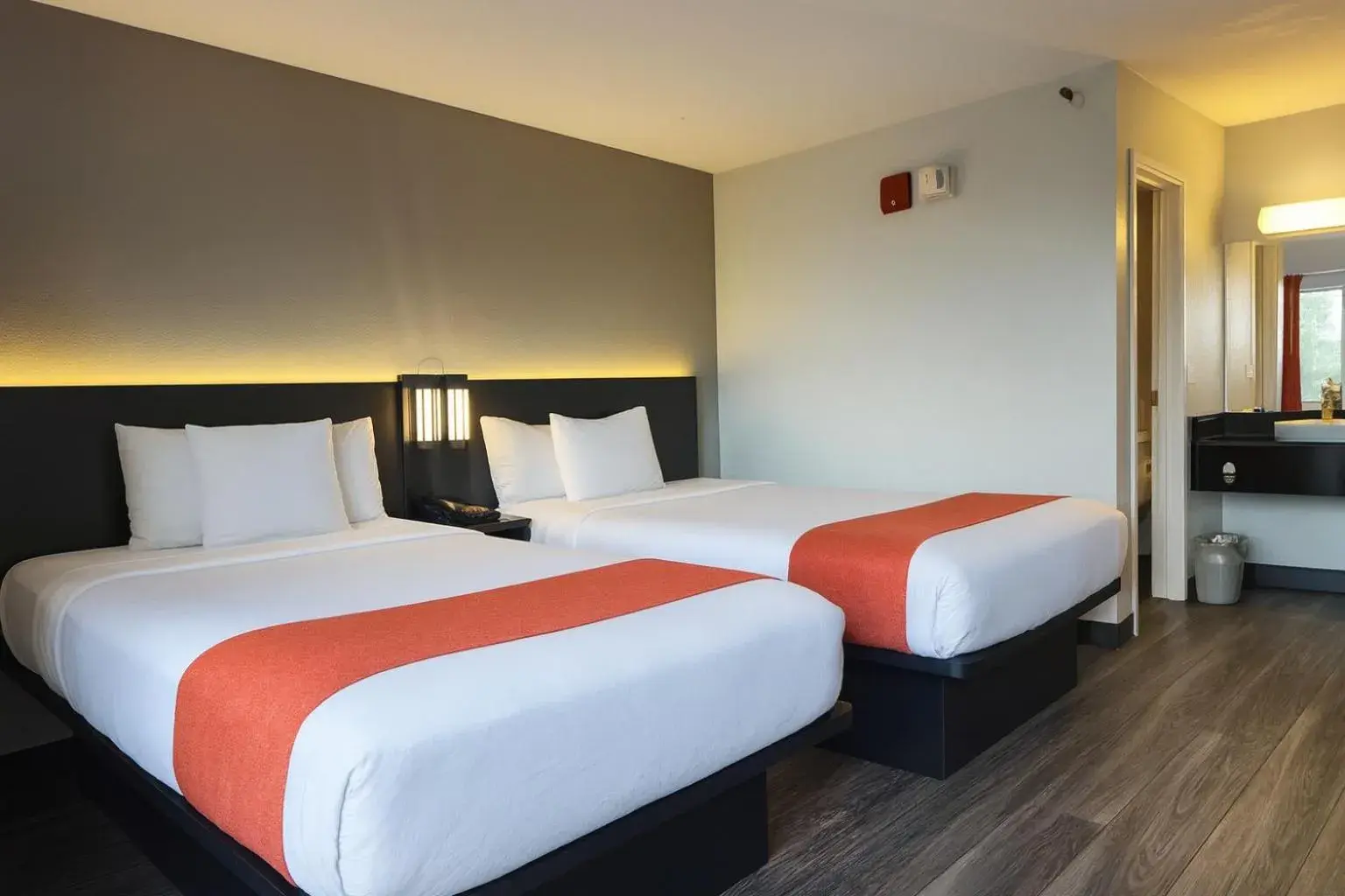 Deluxe Double Room - Non-Smoking in Motel 6-Roseville, MN - Minneapolis North Deluxe Double Room - Non-Smoking in Motel 6-Roseville, MN - Minneapolis North