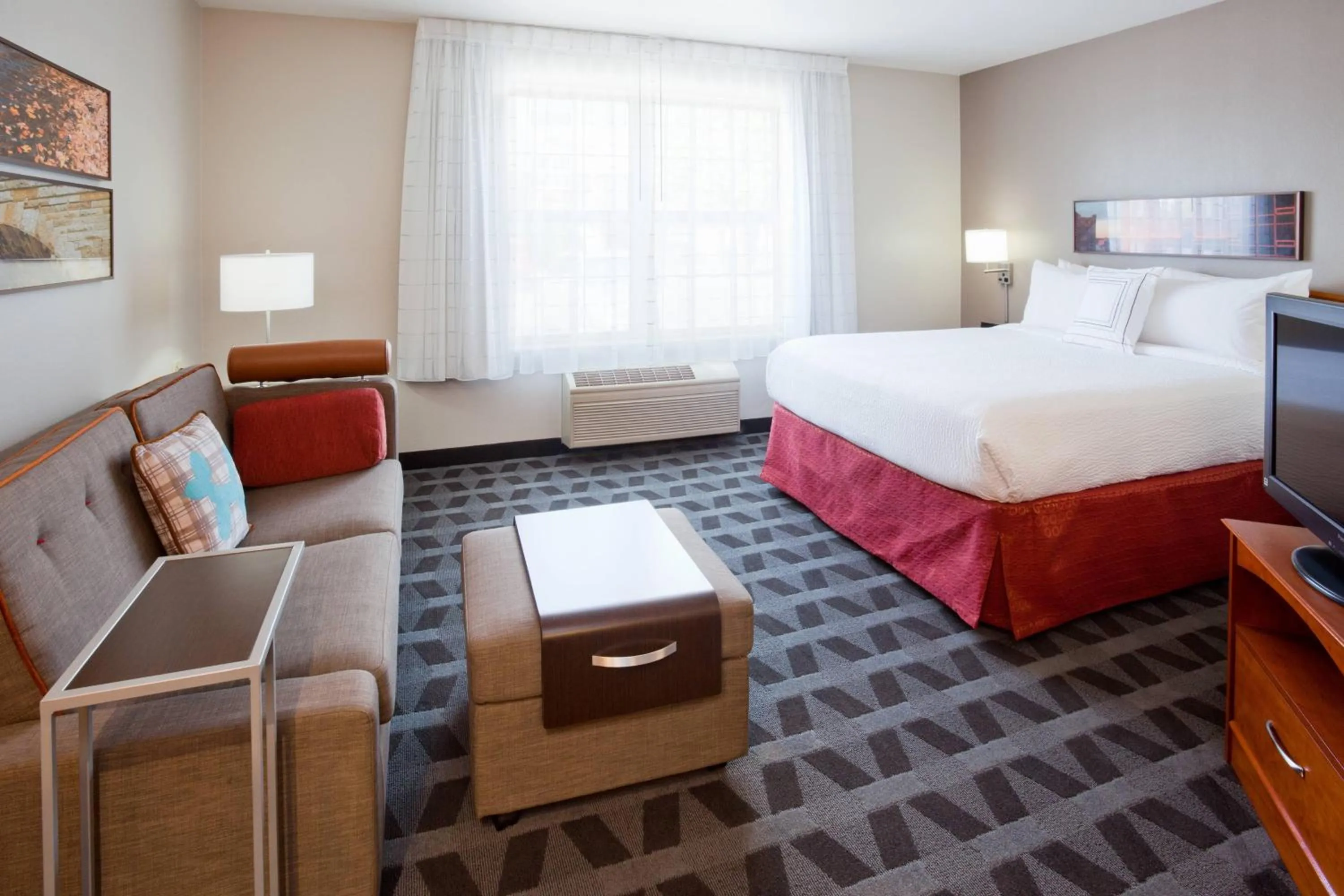 Photo of the whole room, Bed in TownePlace Suites Minneapolis West/St. Louis Park