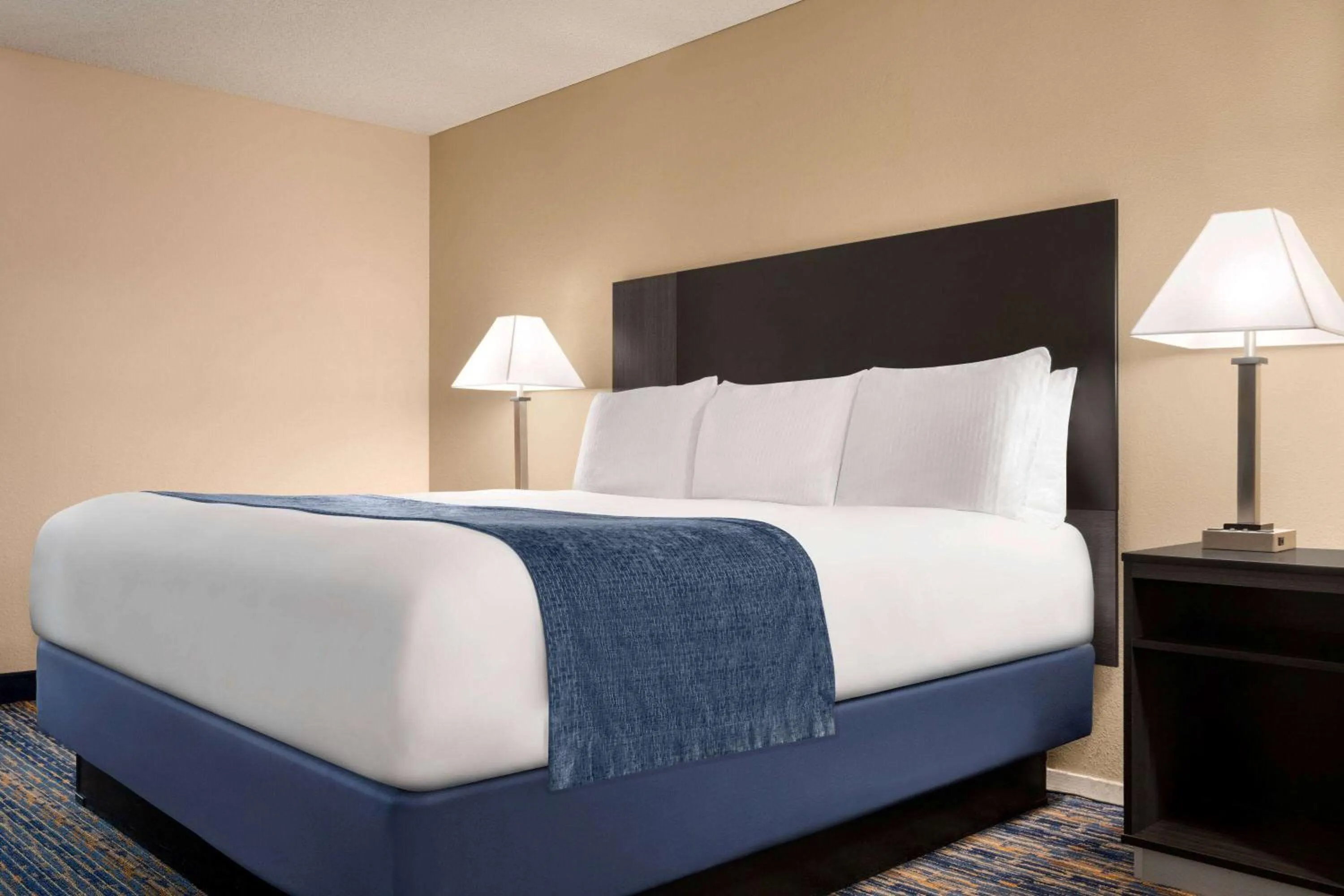 Bedroom, Bed in Super 8 by Wyndham Lindsay Olive Tree