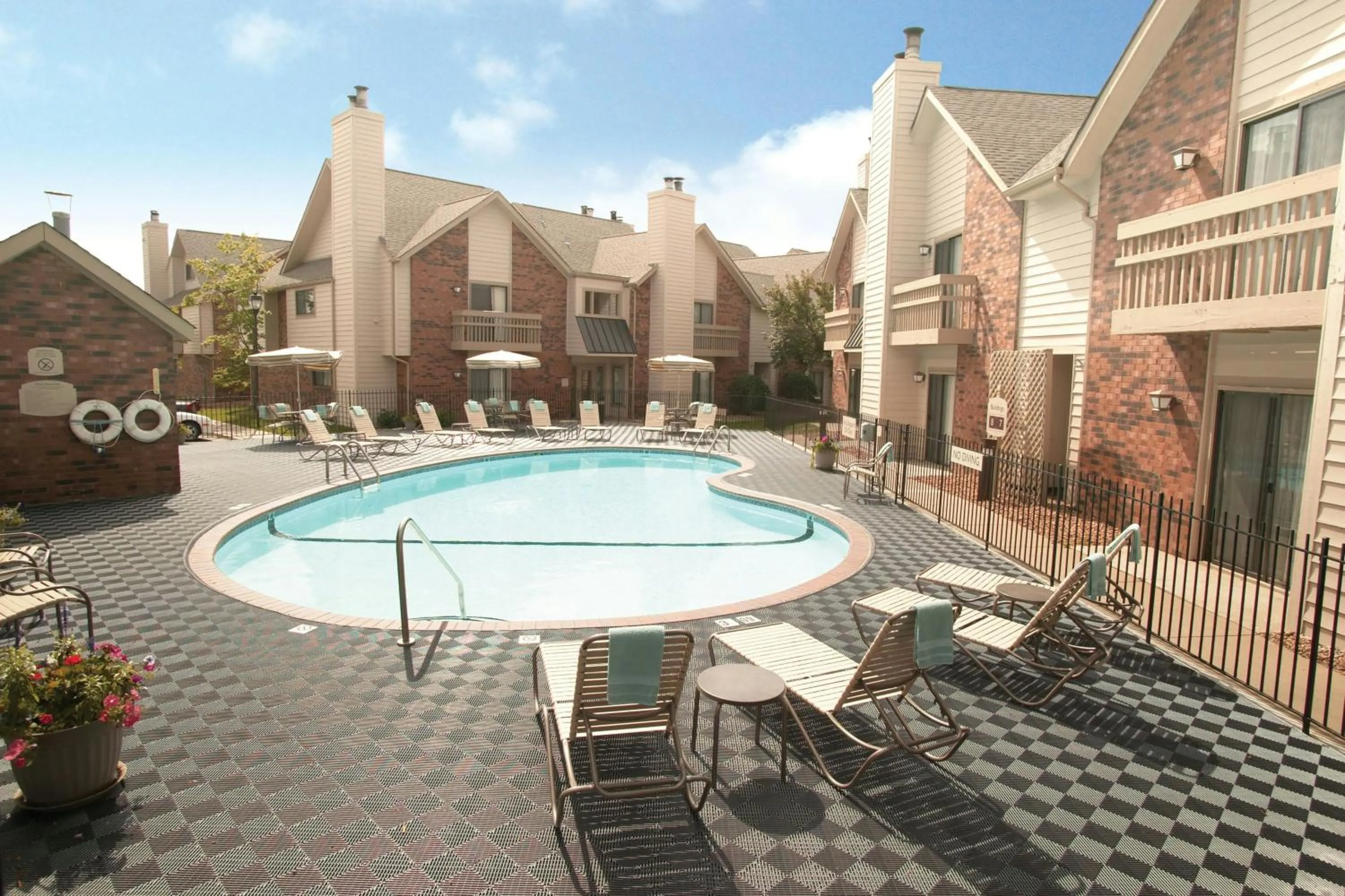 Swimming pool in Residence Inn Minneapolis Eden Prairie