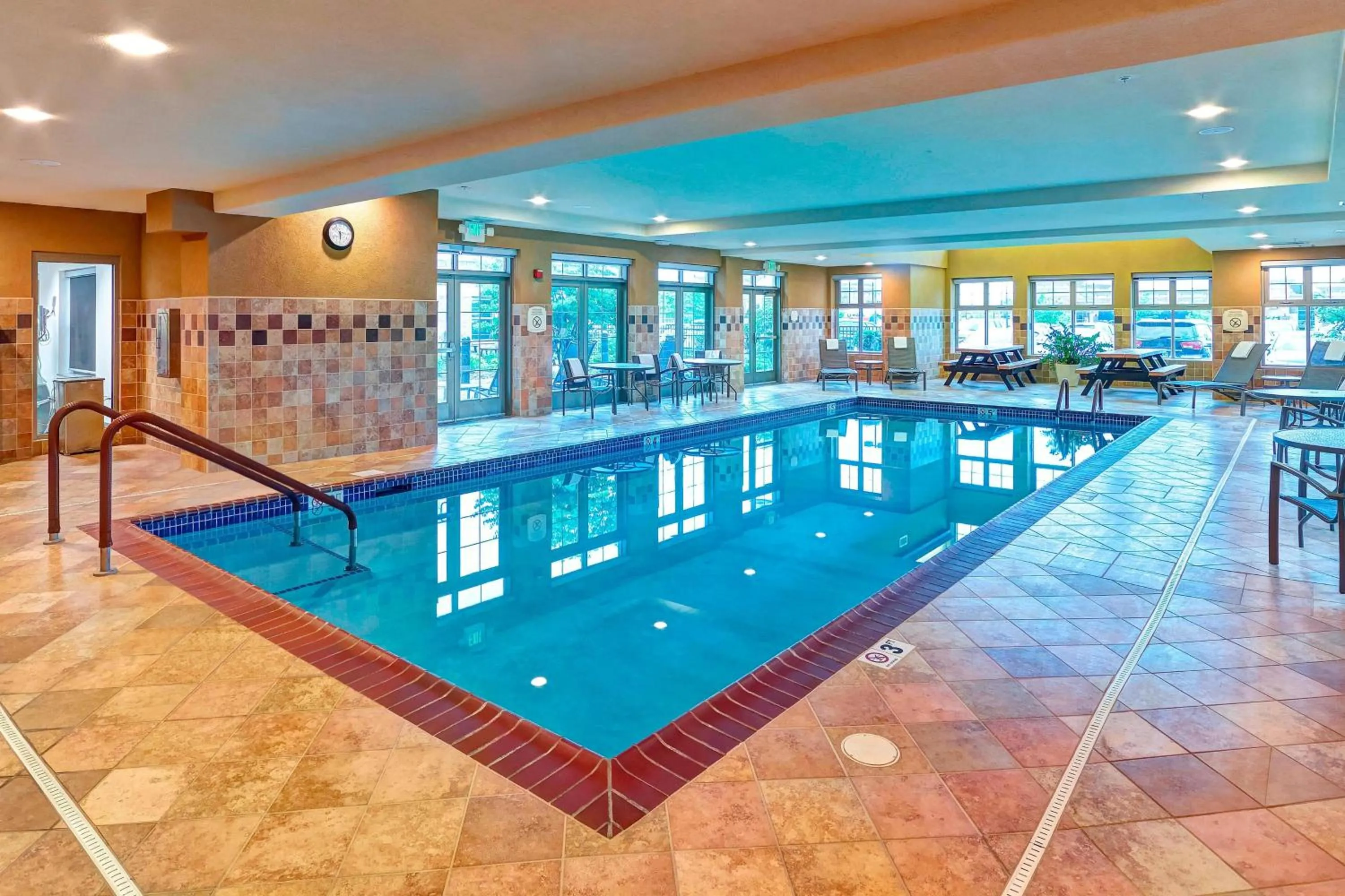 Swimming pool in Residence Inn Minneapolis Plymouth