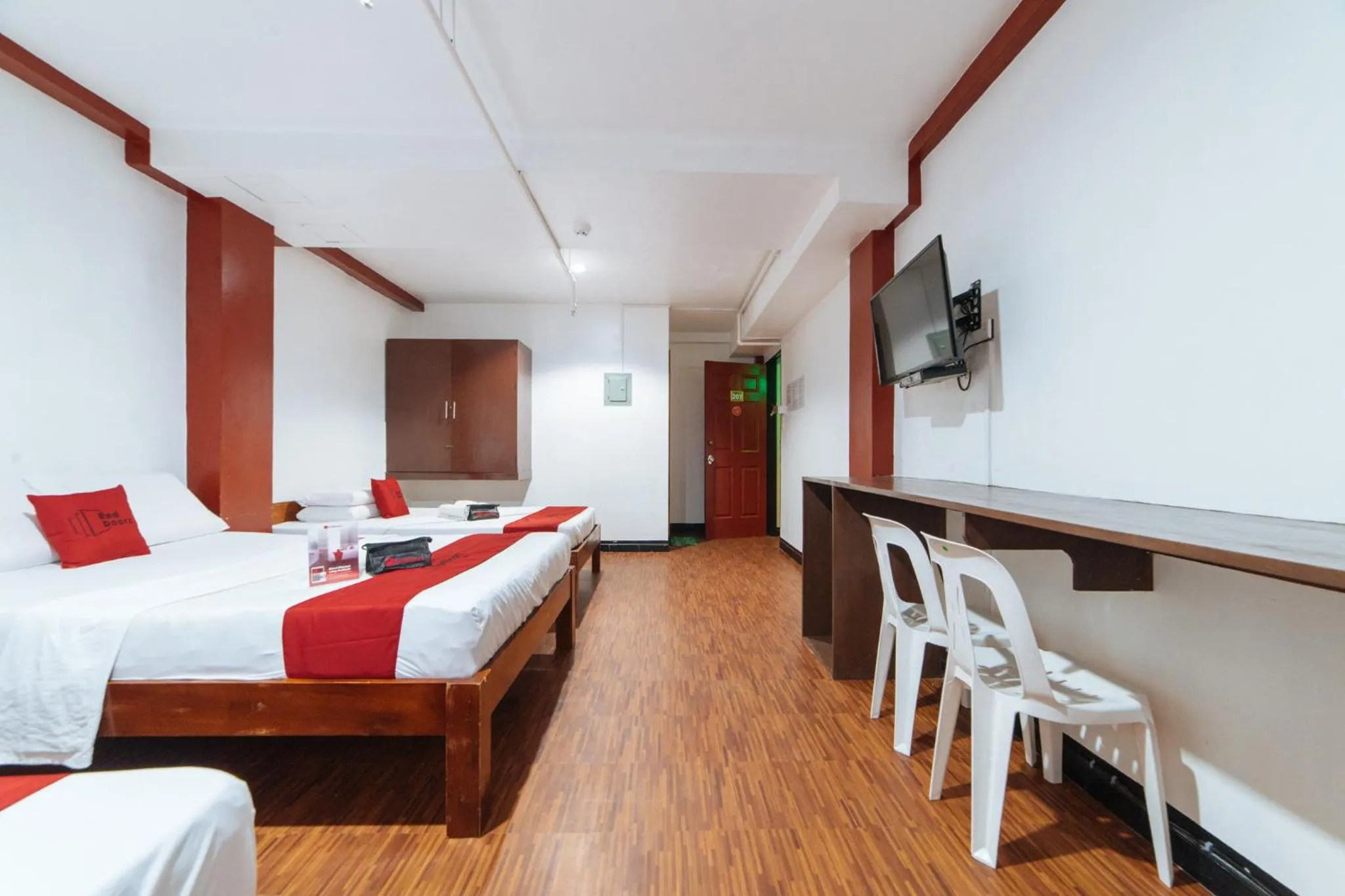 Photo of the whole room, Bed in RedDoorz at Nirvana Pension House