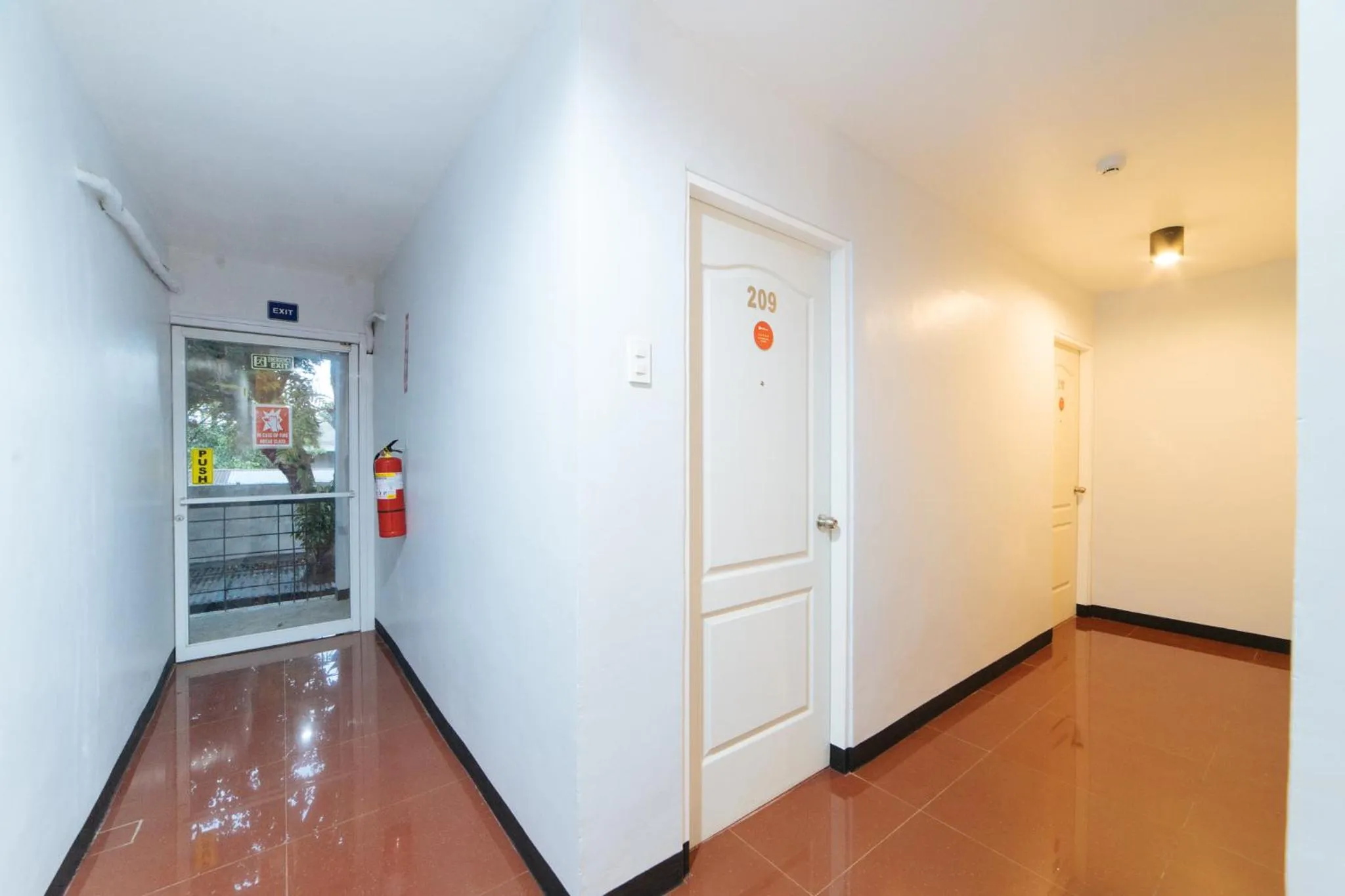 Area and facilities in RedDoorz at Nirvana Pension House