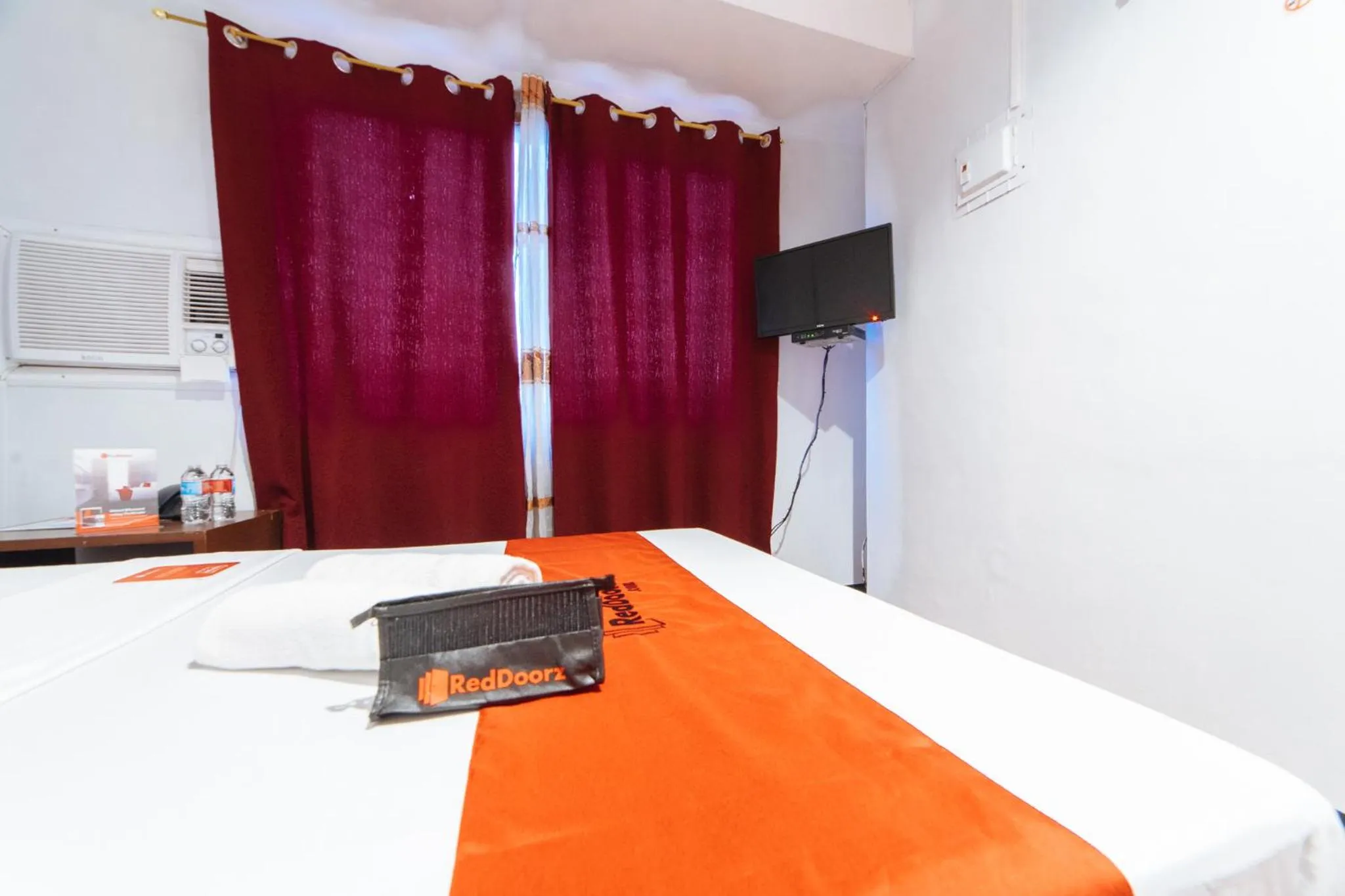 Bed in RedDoorz at Nirvana Pension House