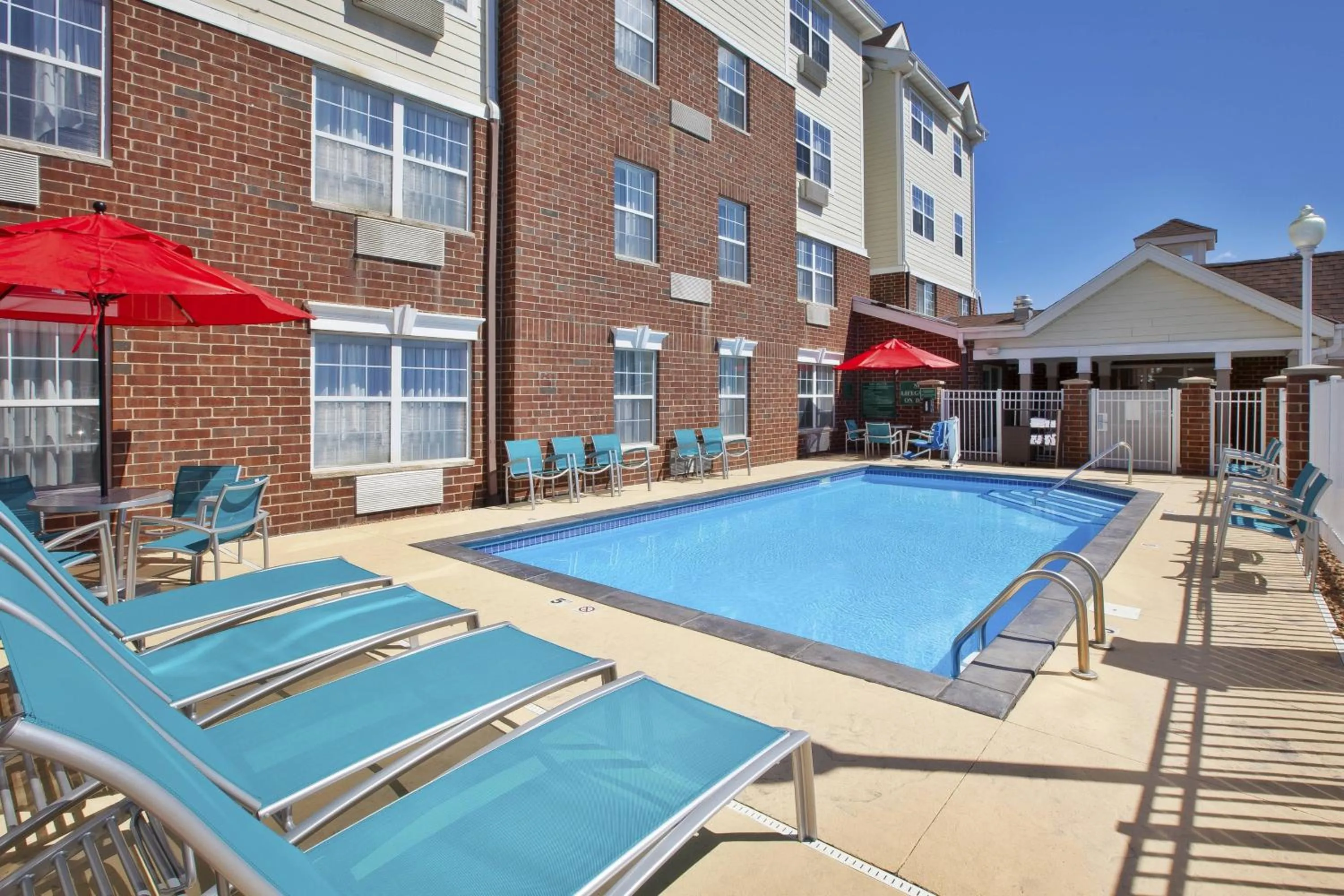 Swimming pool in TownePlace Suites Minneapolis-St. Paul Airport/Eagan