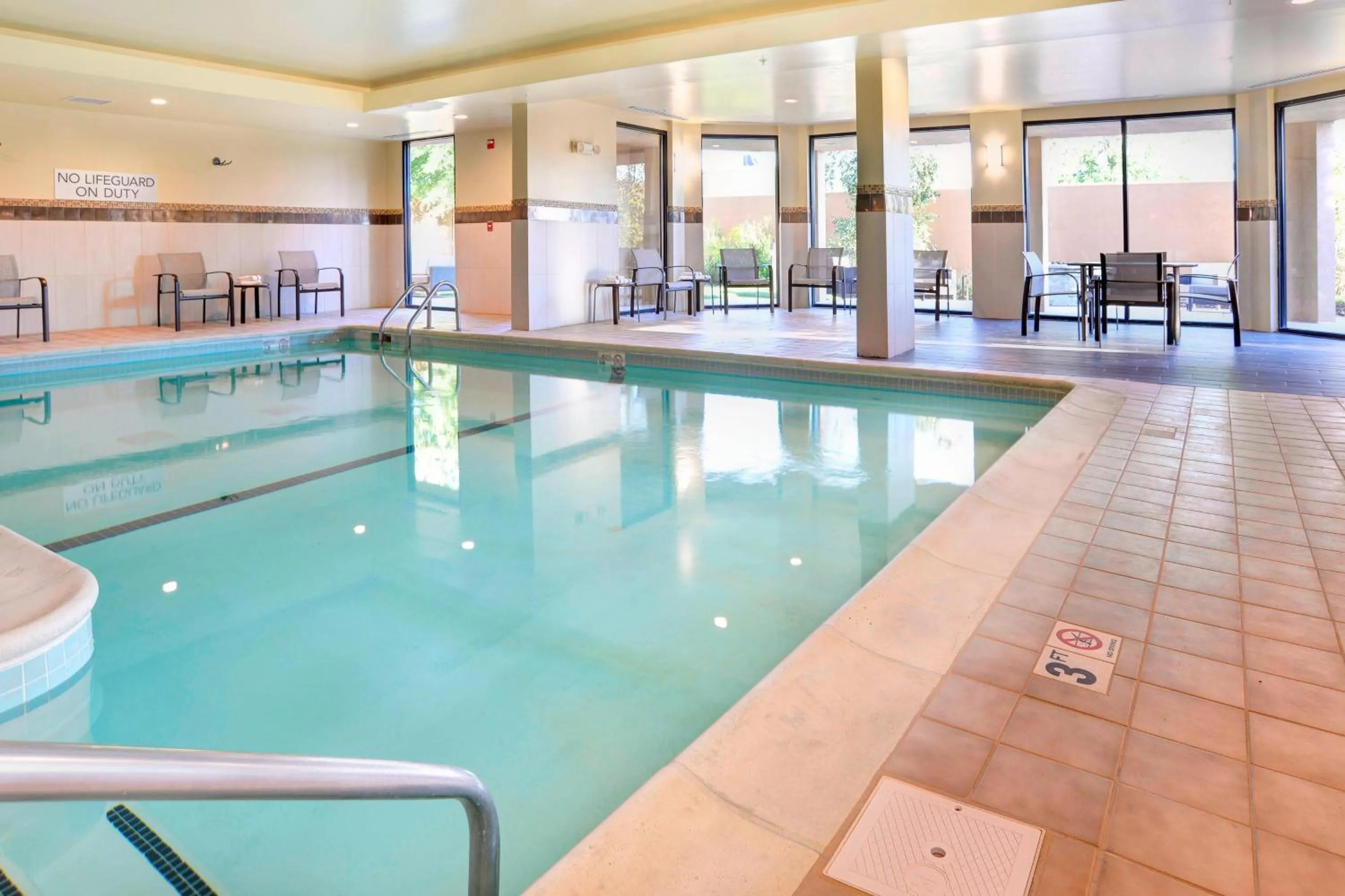 Swimming pool in Courtyard by Marriott Kokomo