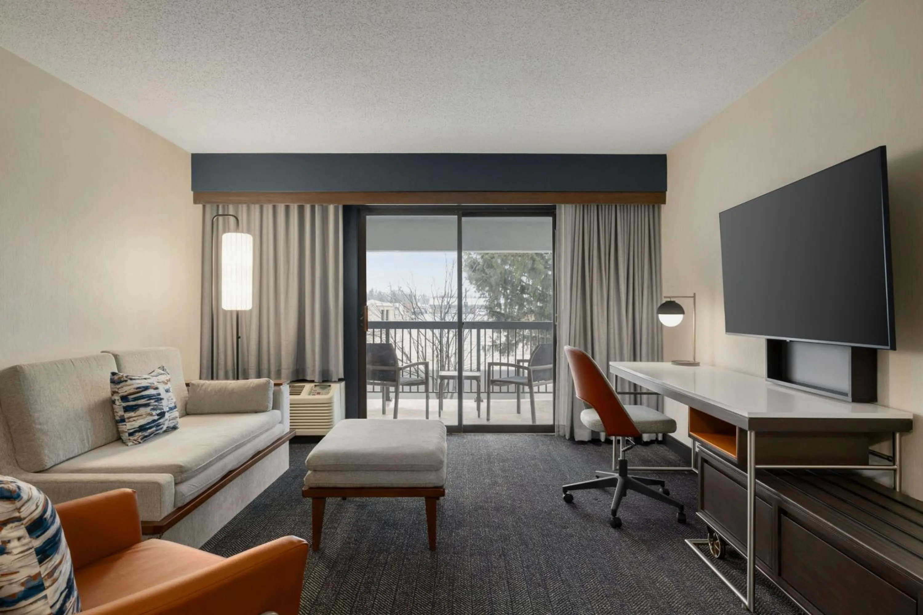 Living room in Courtyard by Marriott Kokomo