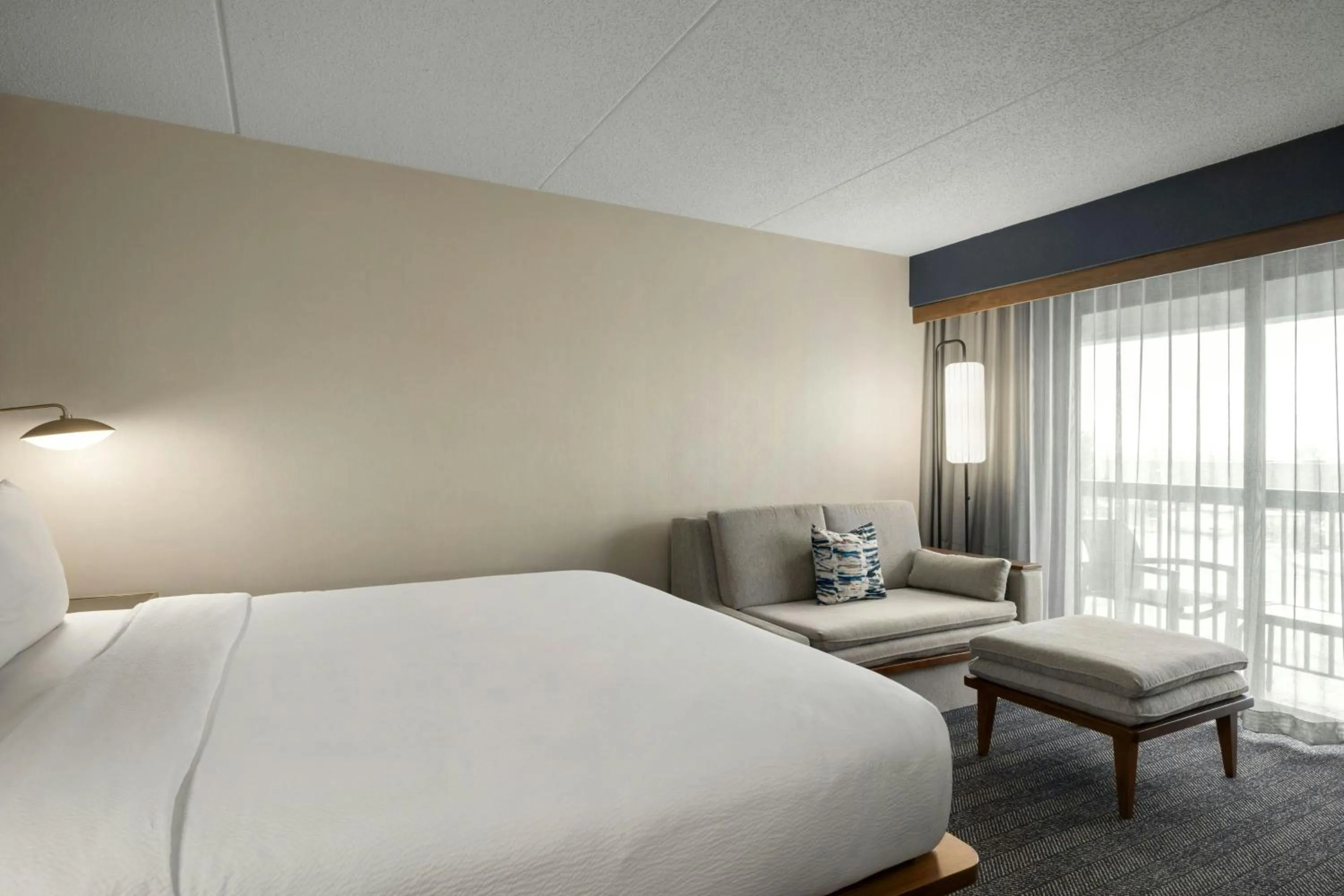 Photo of the whole room, Bed in Courtyard by Marriott Kokomo