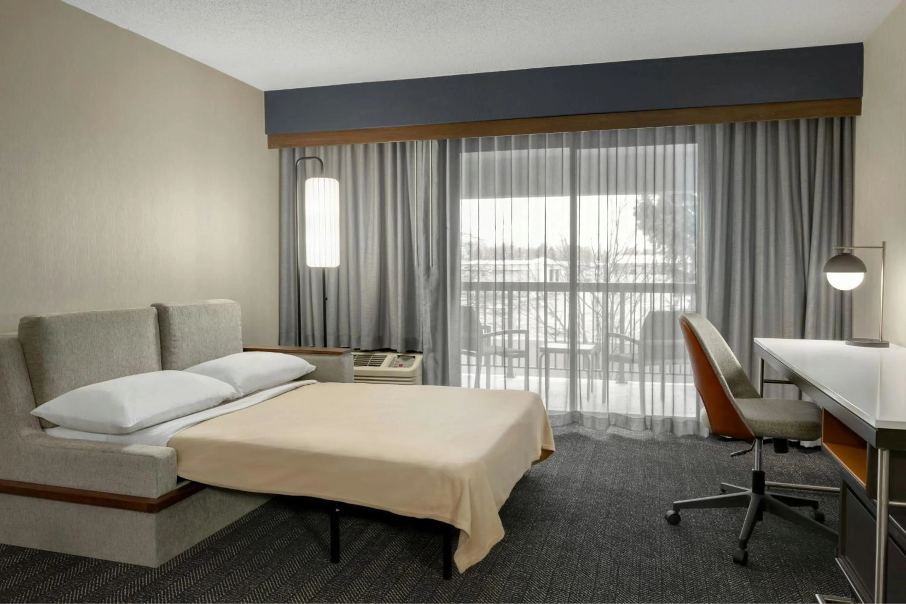 Photo of the whole room, Bed in Courtyard by Marriott Kokomo