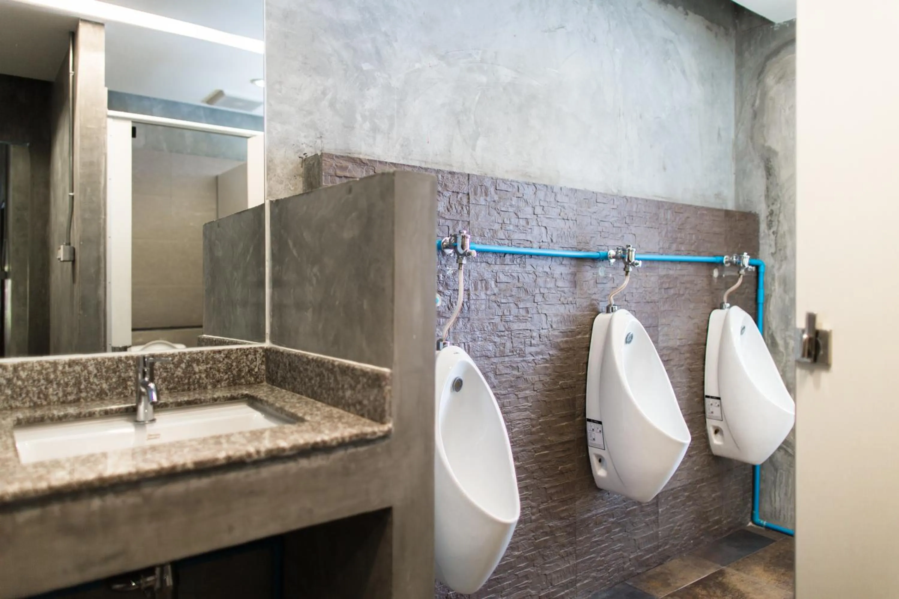 Toilet in Chiangmai Midpoint Activity Hostel