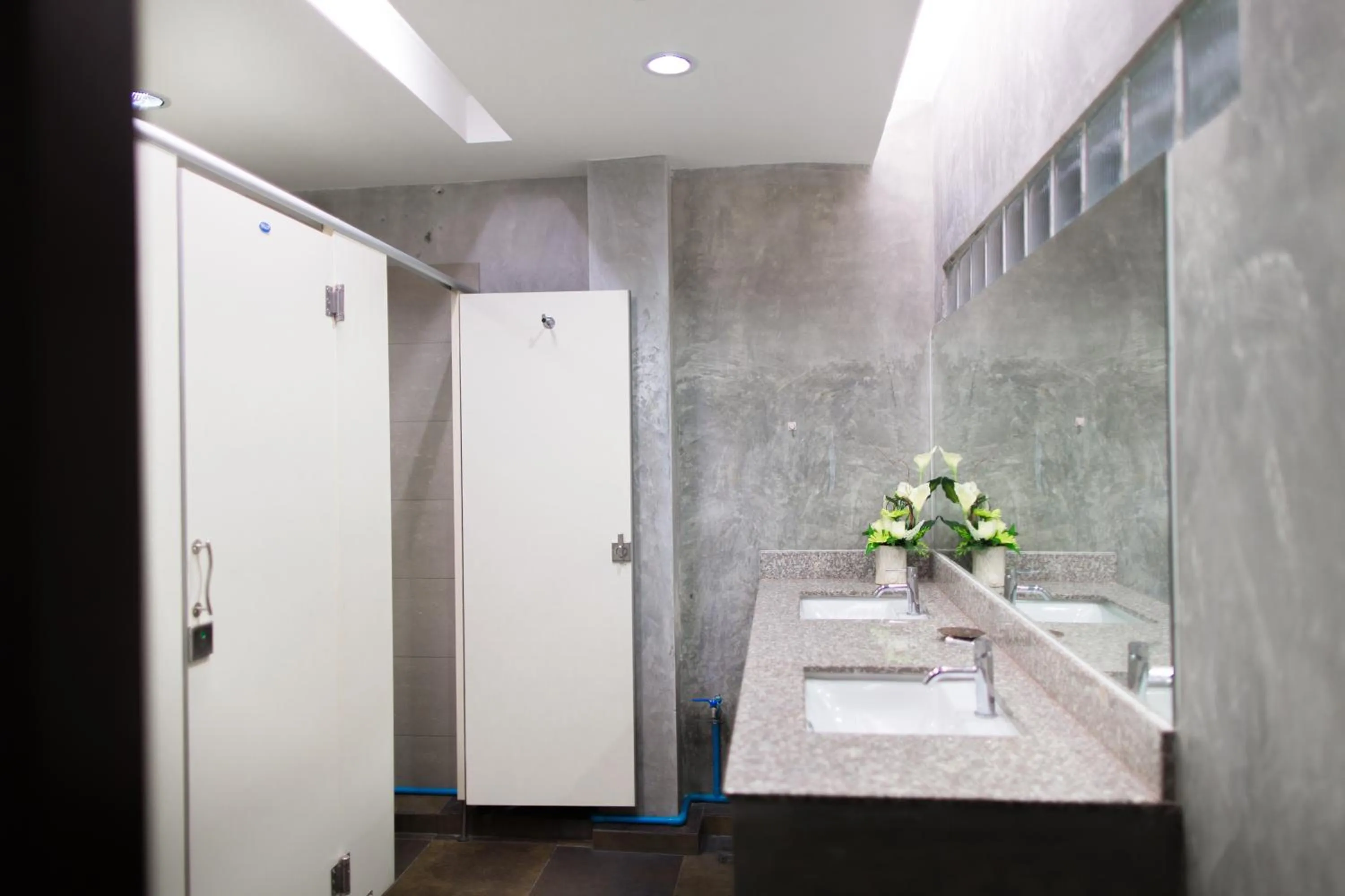 Public Bath in Chiangmai Midpoint Activity Hostel