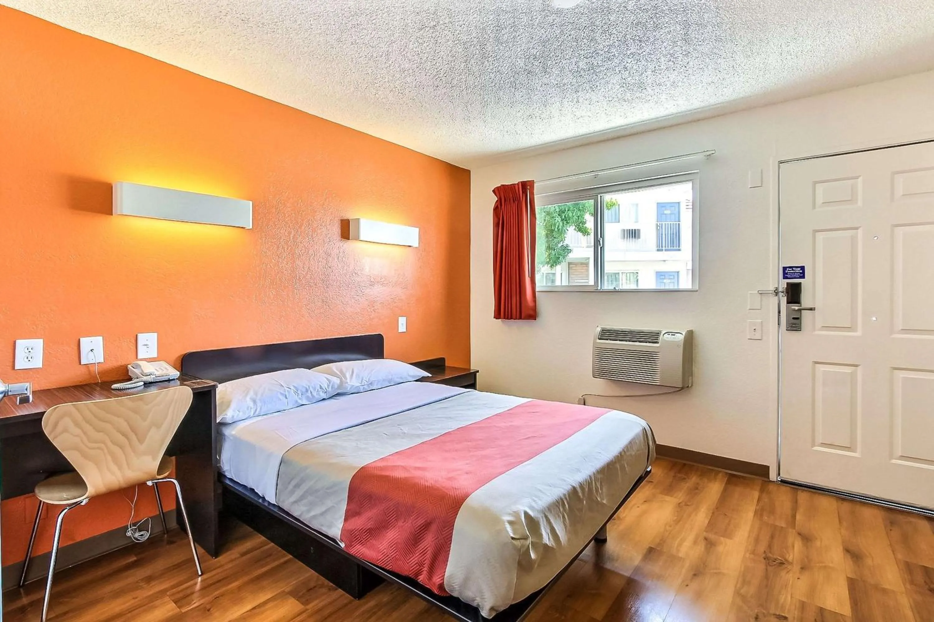 Bedroom, Bed in Motel 6-San Jose, CA - Airport