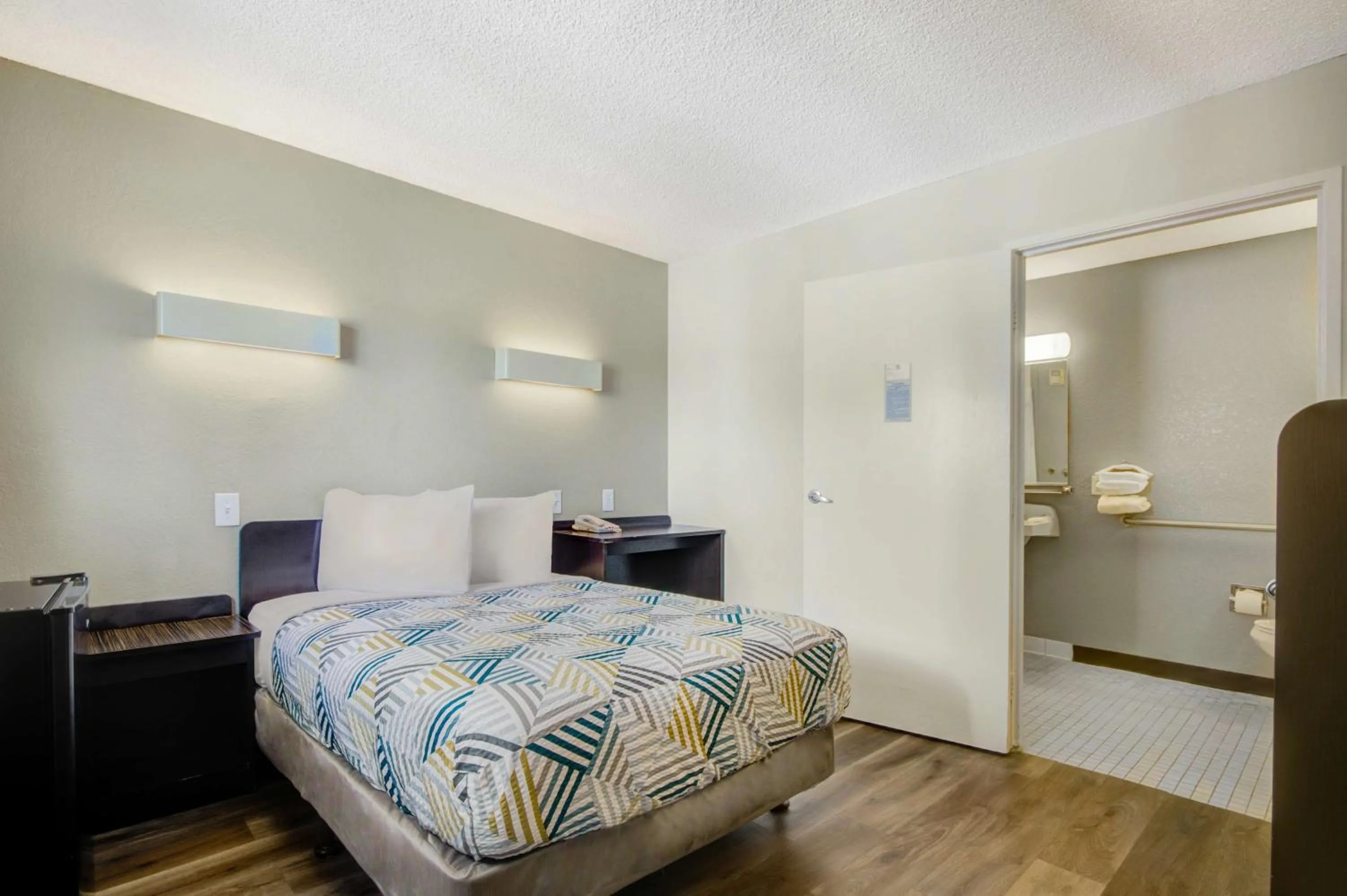 Bedroom, Bed in Motel 6-San Jose, CA - Airport