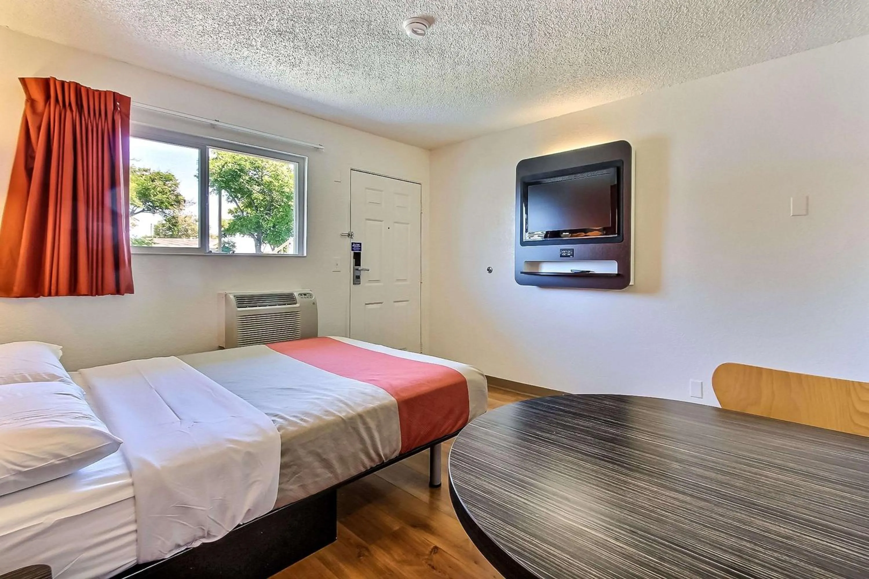 TV and multimedia, Bed in Motel 6-San Jose, CA - Airport